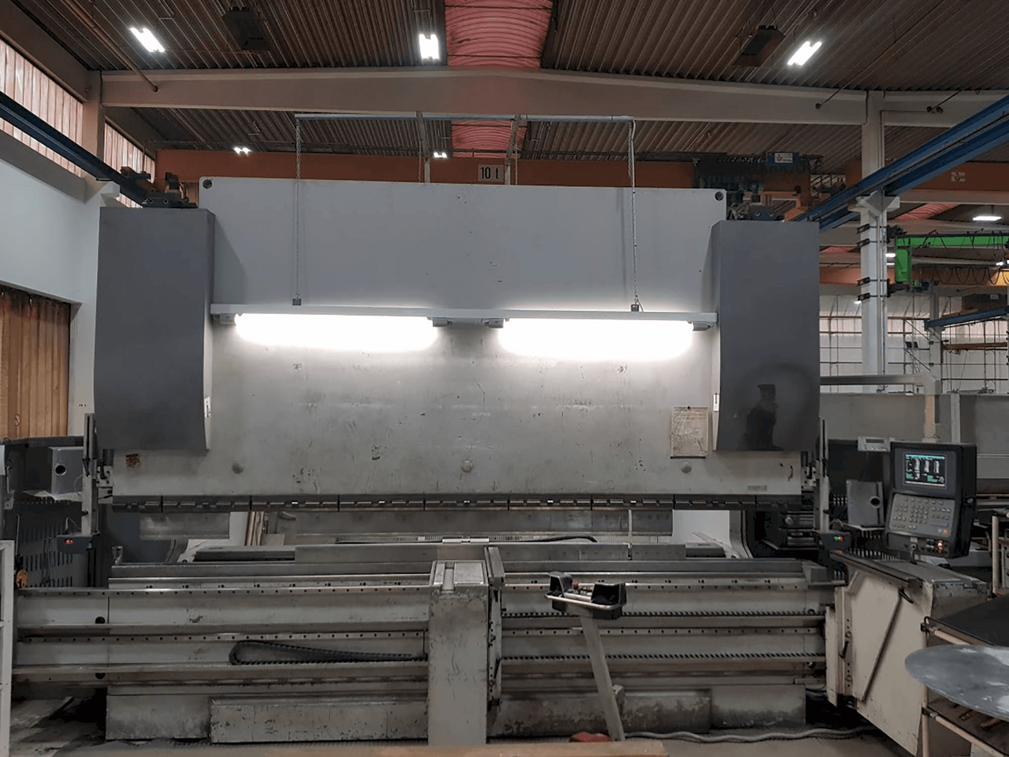 Vista Frontal da EHT Multipress 300-40 máquina