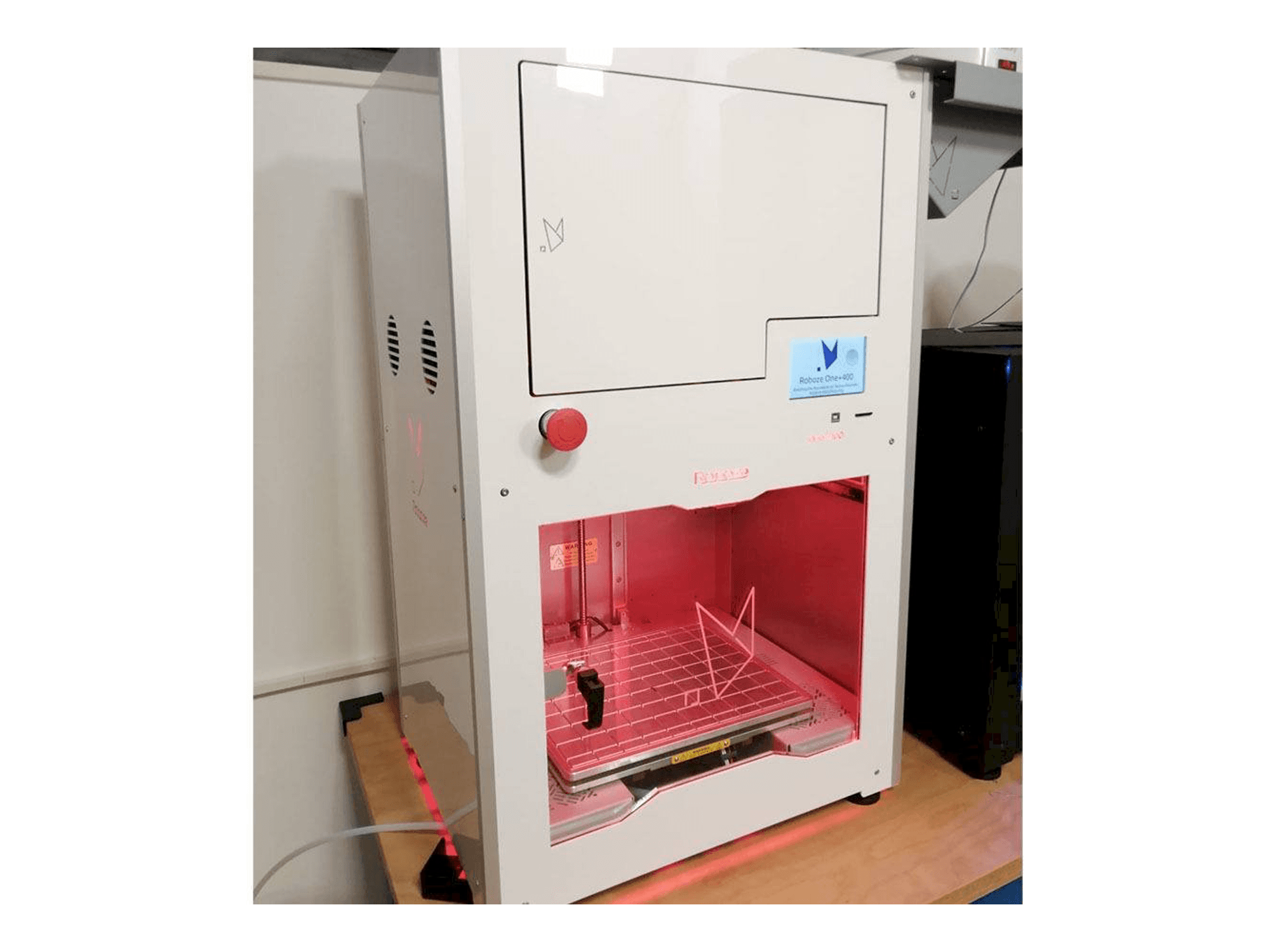 Vista Frontal da Roboze One Plus 400 máquina