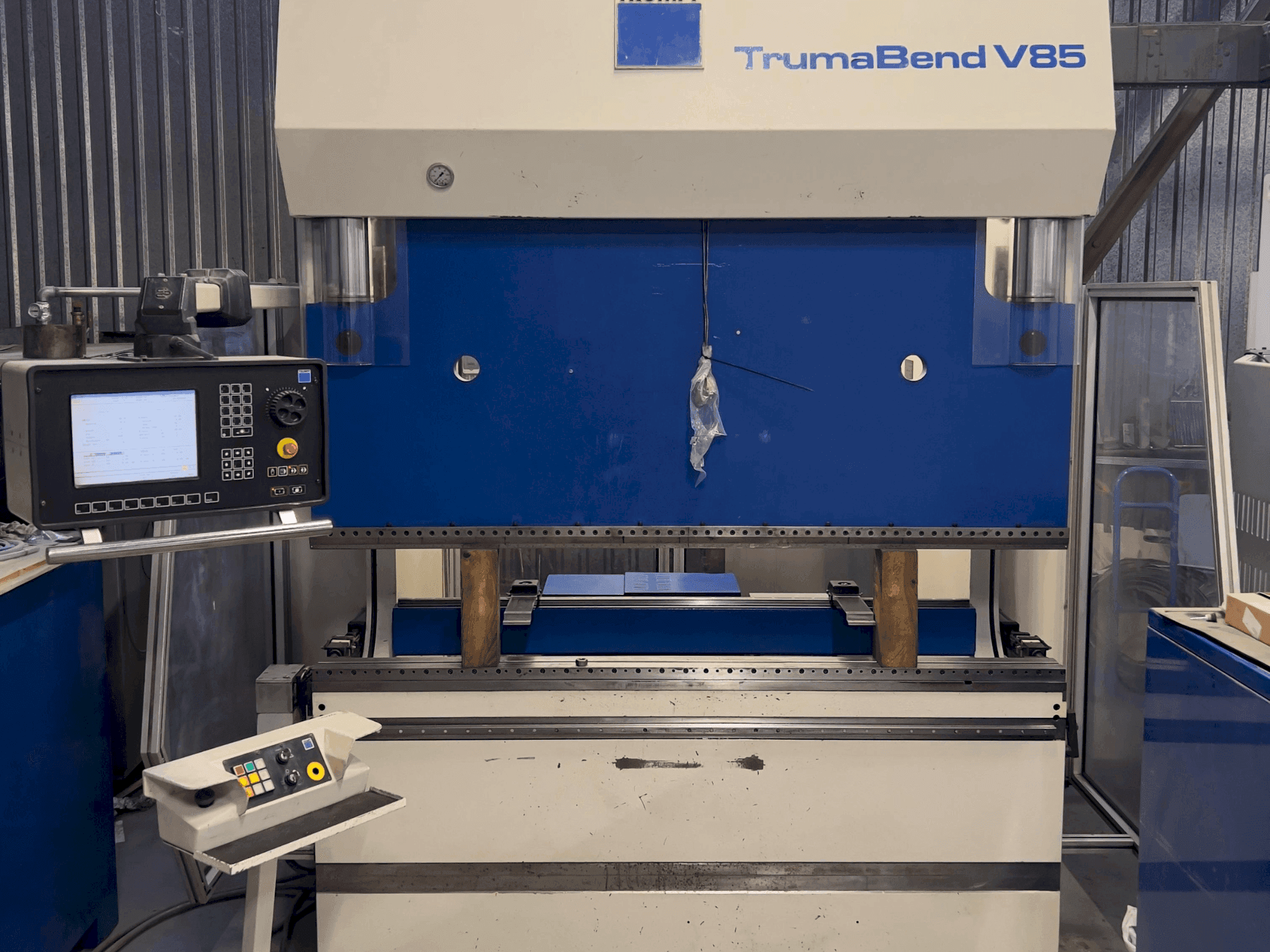 Vista Frontal da TRUMPF TrumaBend V85 máquina