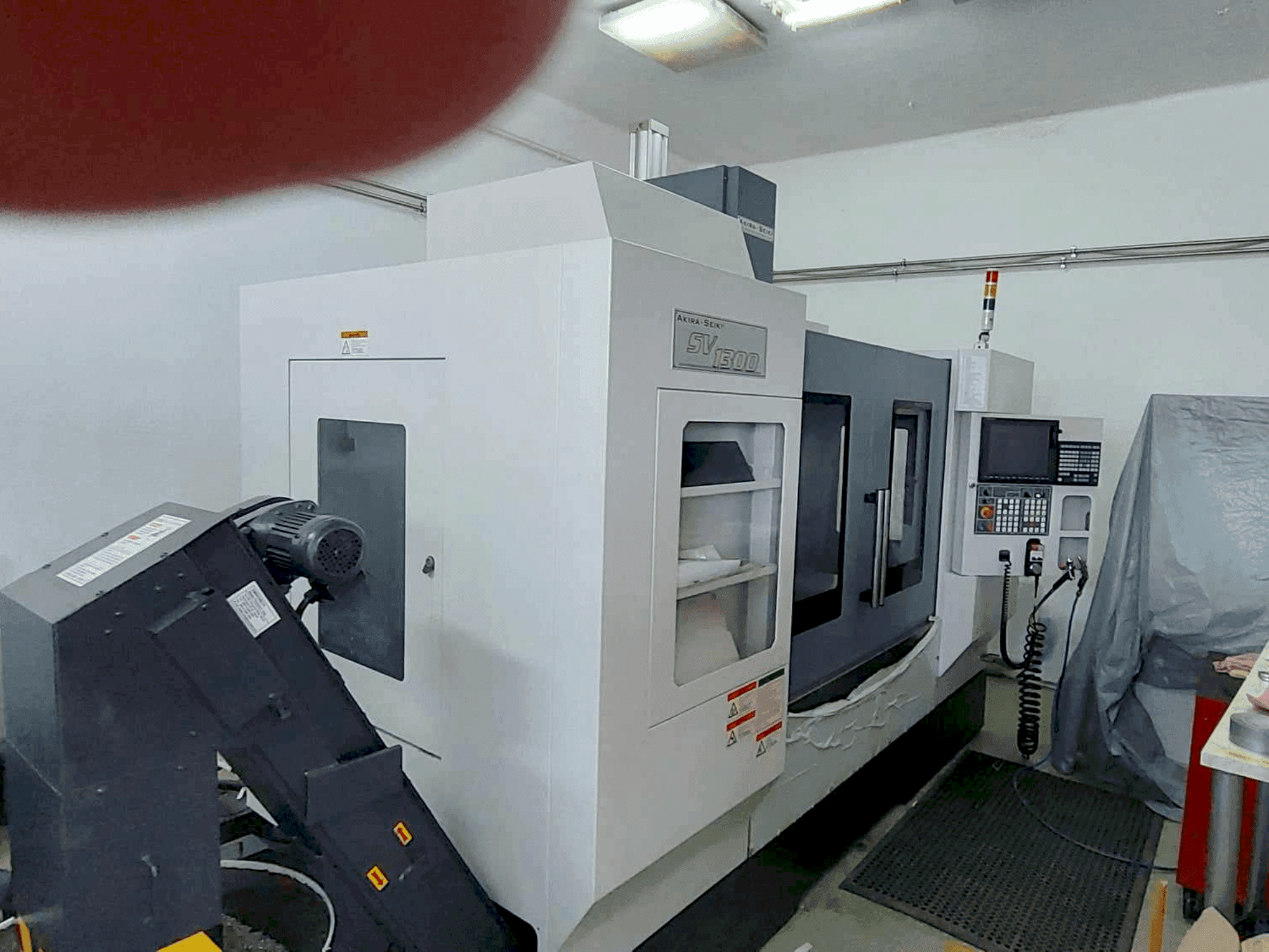 Vista Frontal da Akira Seiki SVI300 máquina