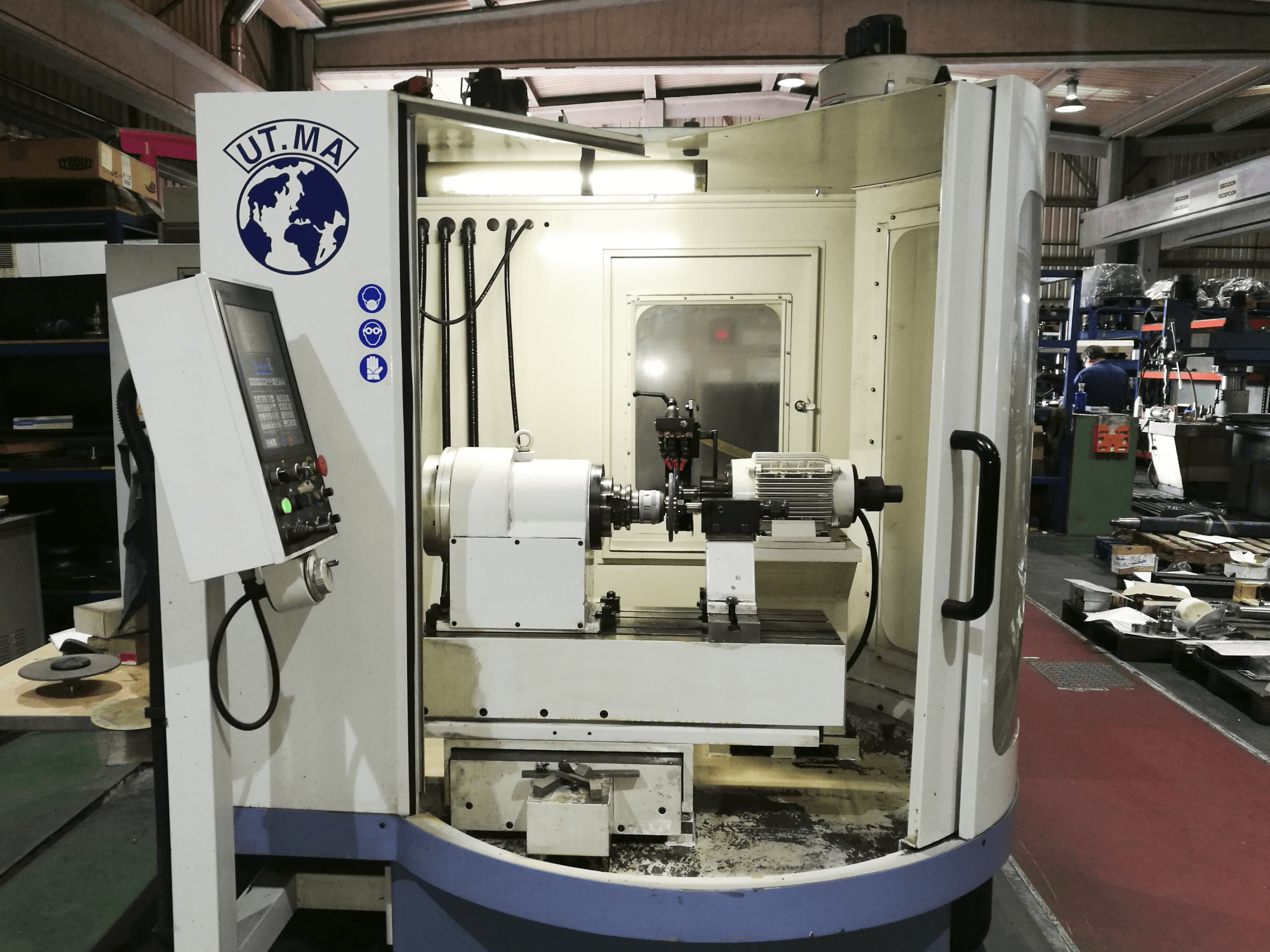 Vista Frontal da UT.MA P20 CNC máquina