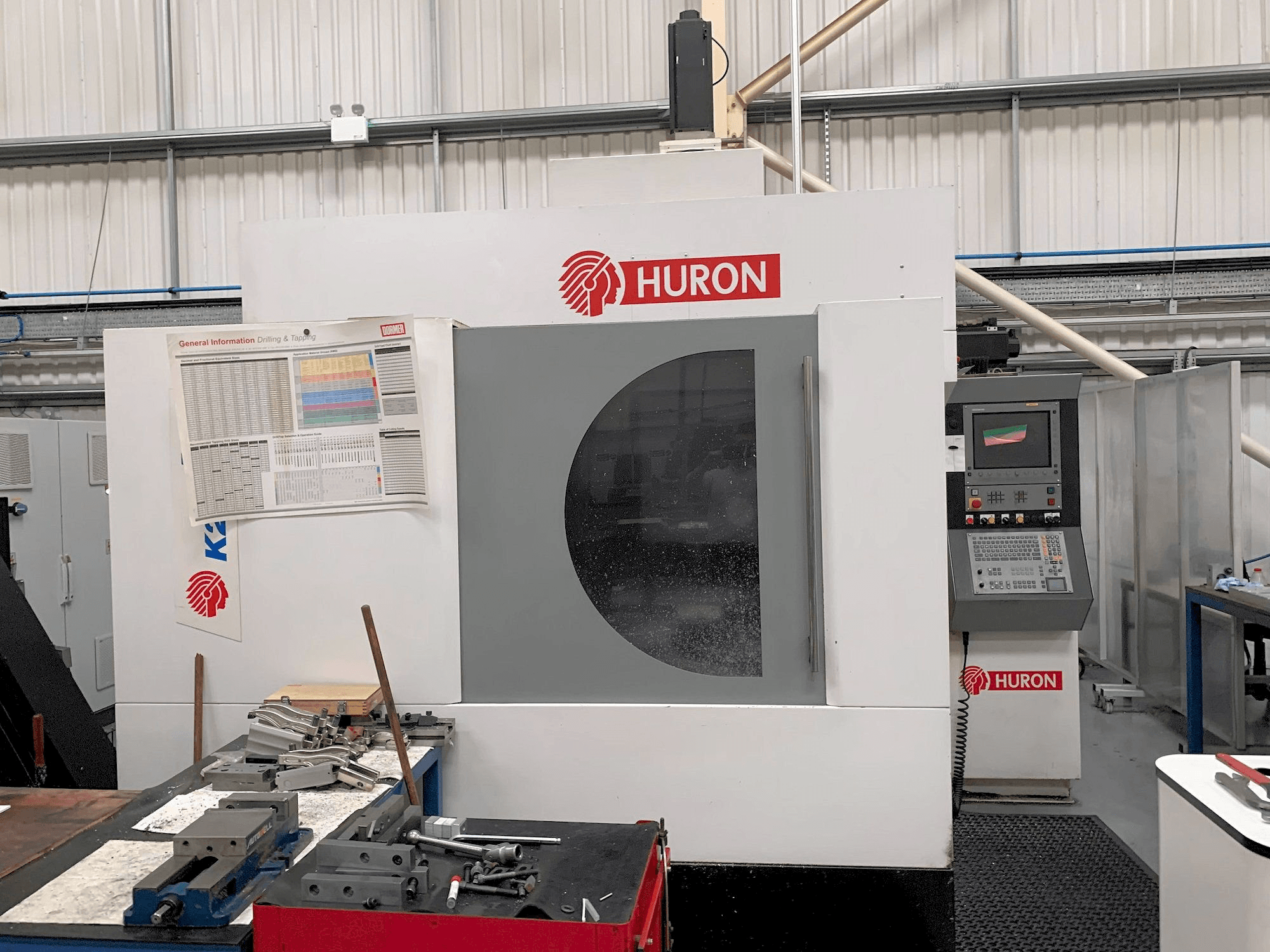 Vista Frontal da Hurco K2X 10 máquina