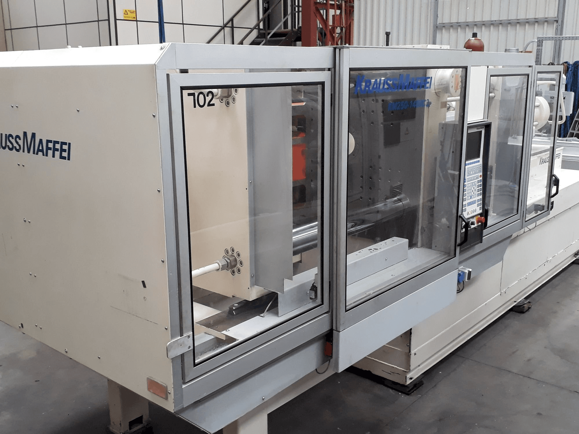 Vista Frontal da Krauss Maffei 250-1400 C2 máquina