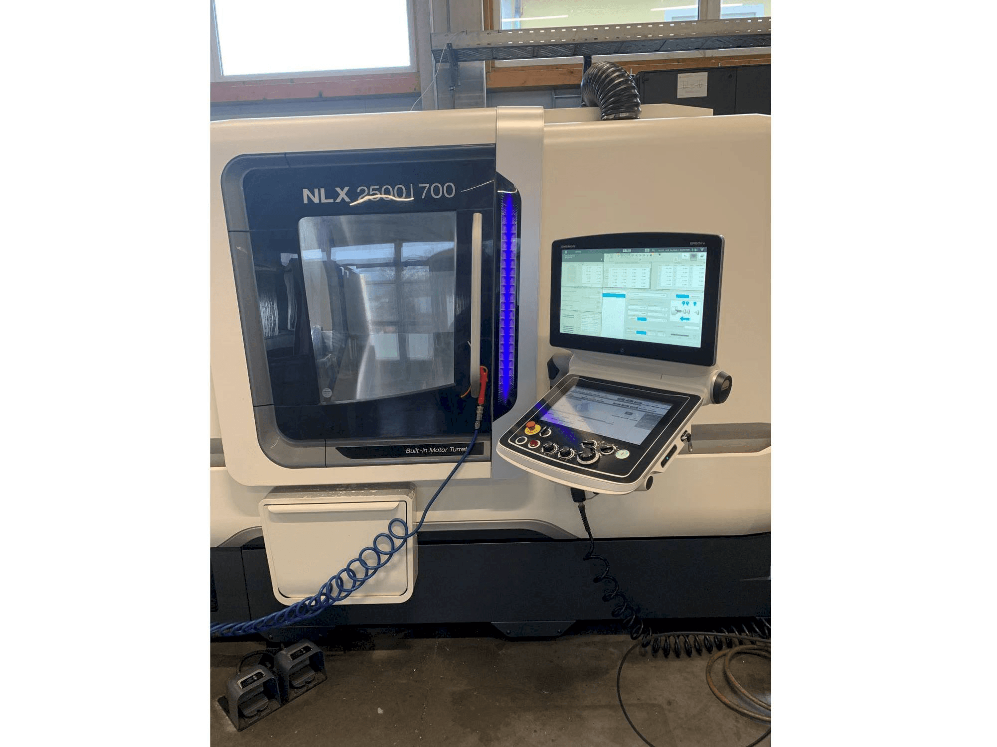 Vista Frontal da DMG MORI NLX 2500/700 máquina