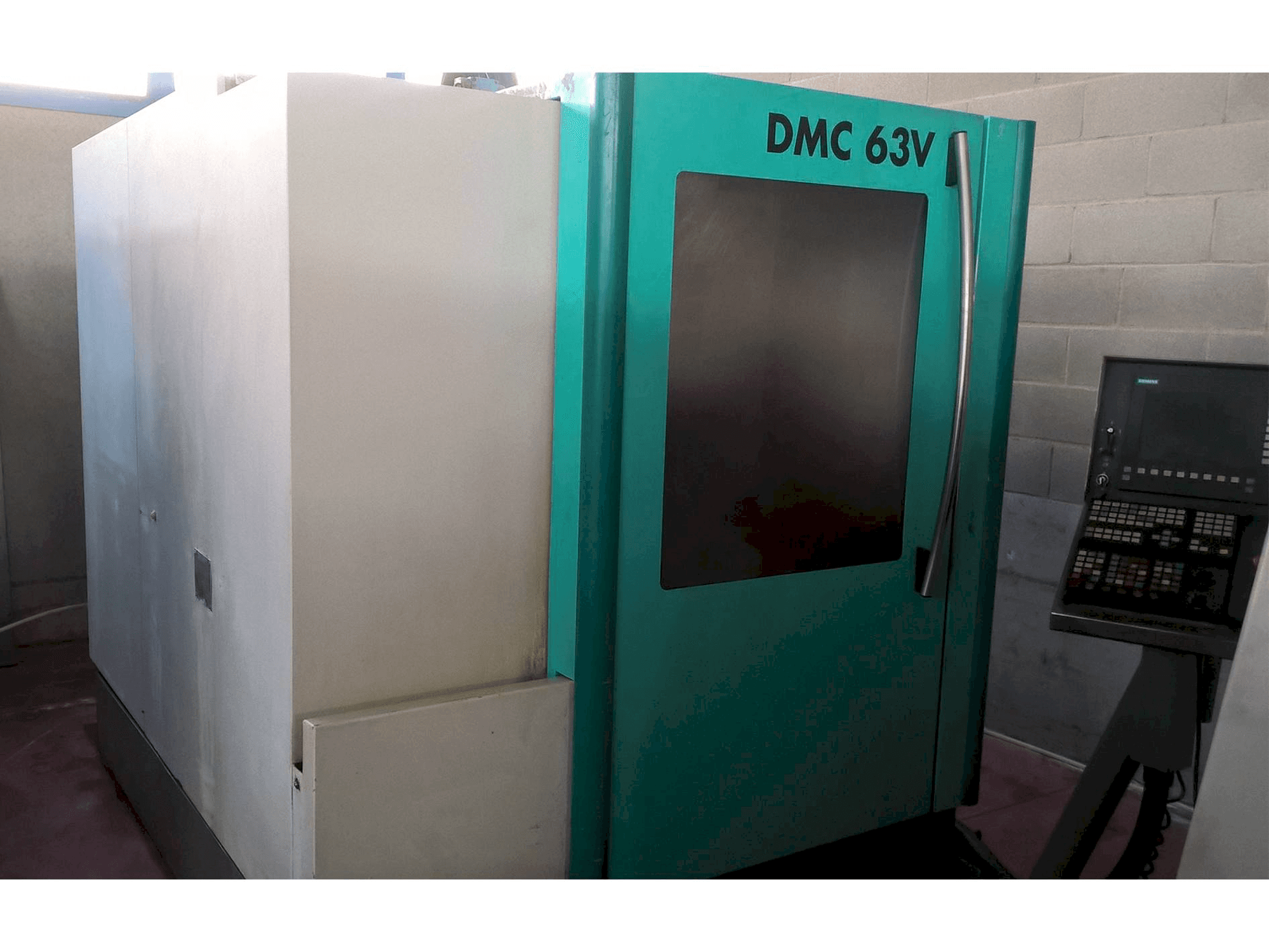 Vista Frontal da DECKEL MAHO DMC 63V máquina