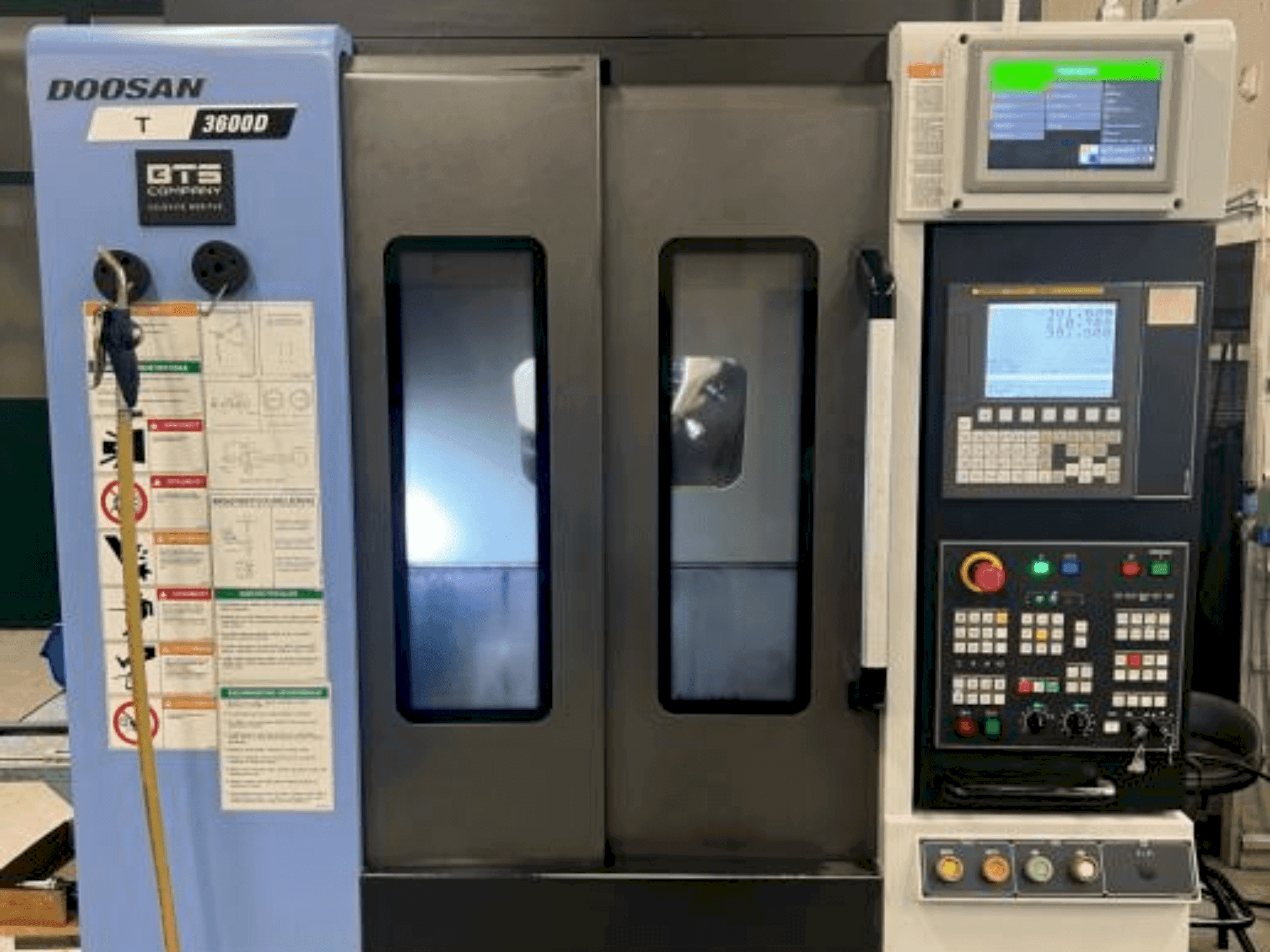 Vista Frontal da DOOSAN T3600 D máquina
