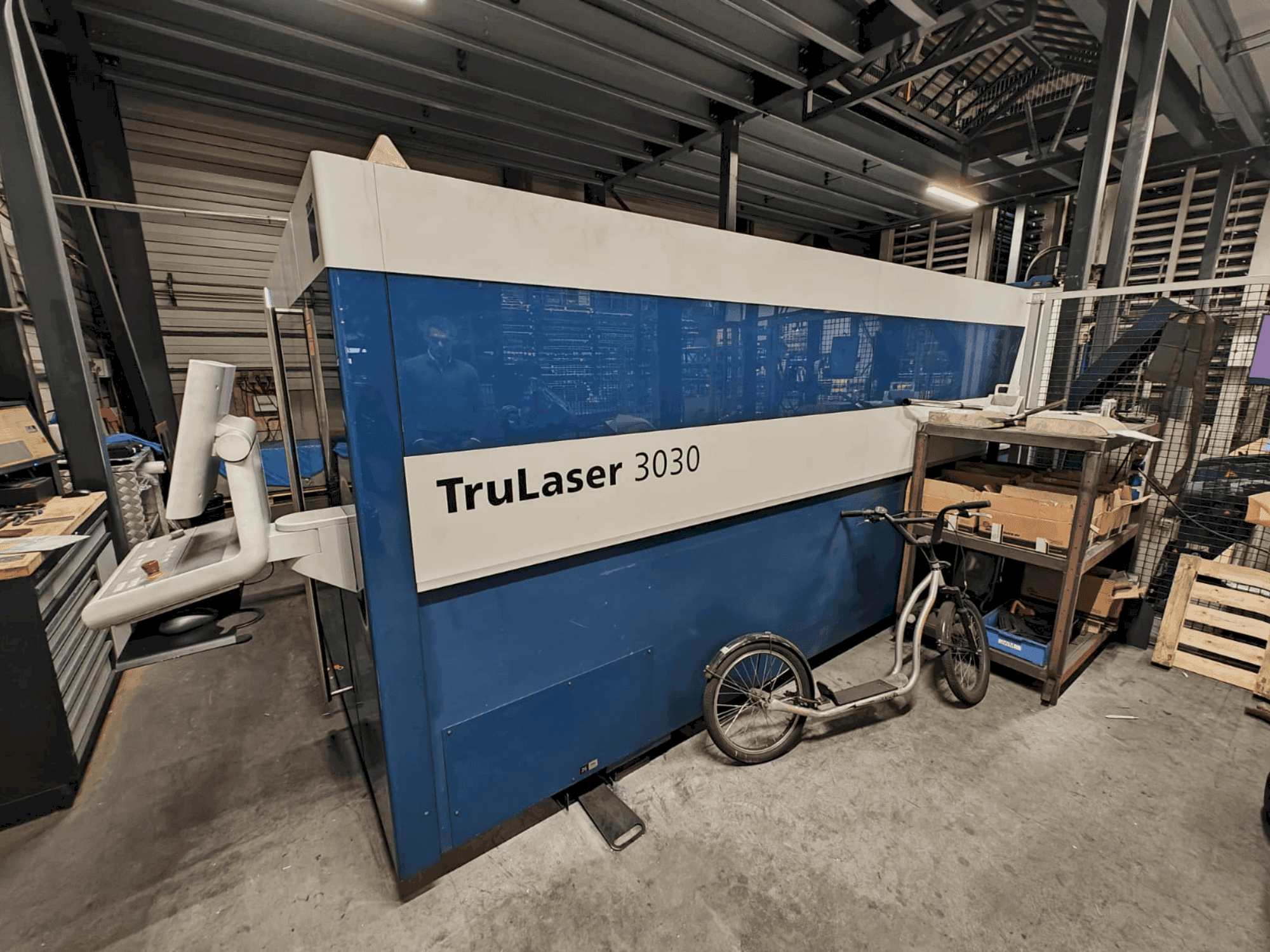 Vista Frontal da TRUMPF TruLaser 3030 Fiber máquina