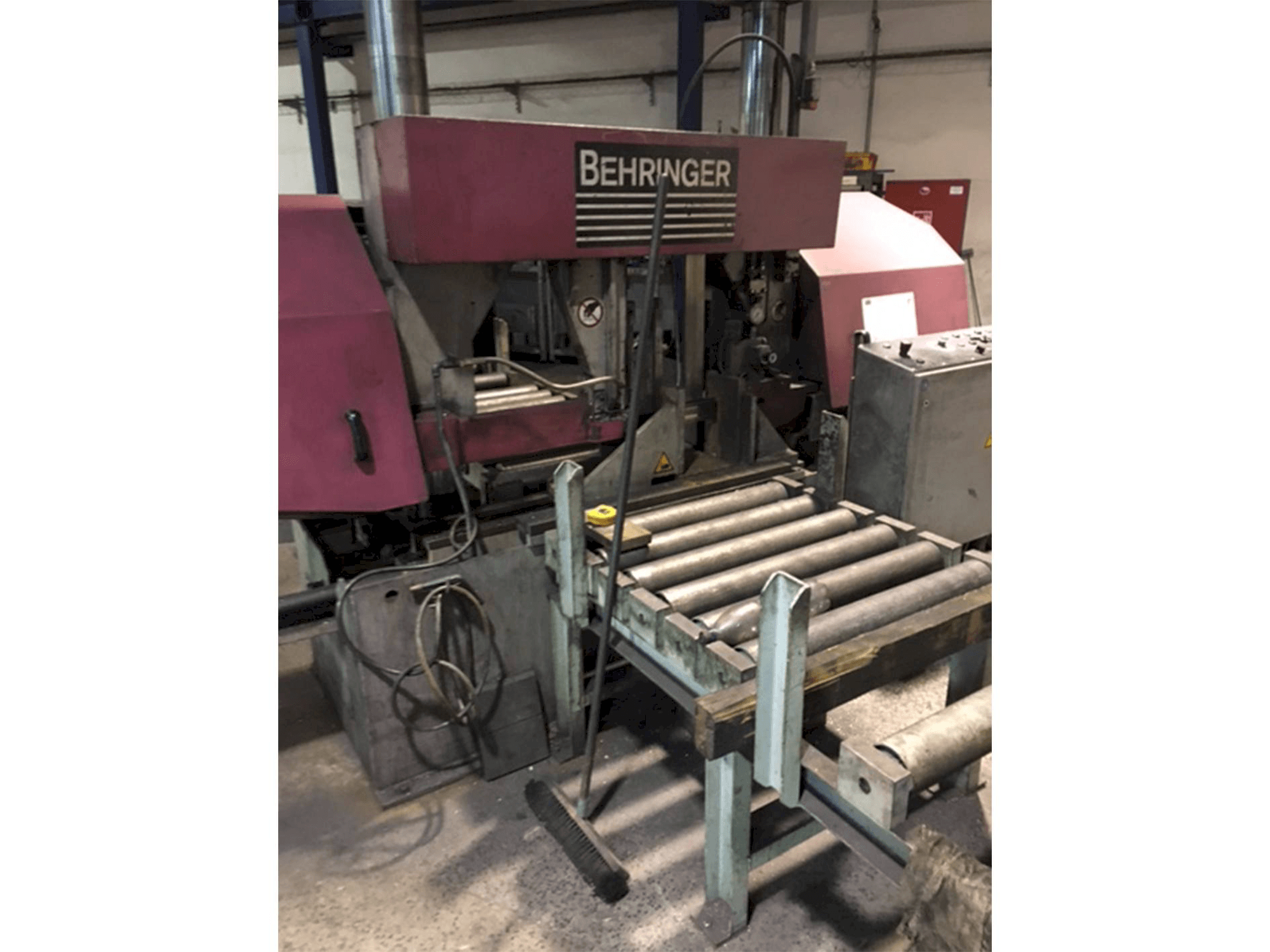 Vista Frontal da Behringer HBP 530 máquina