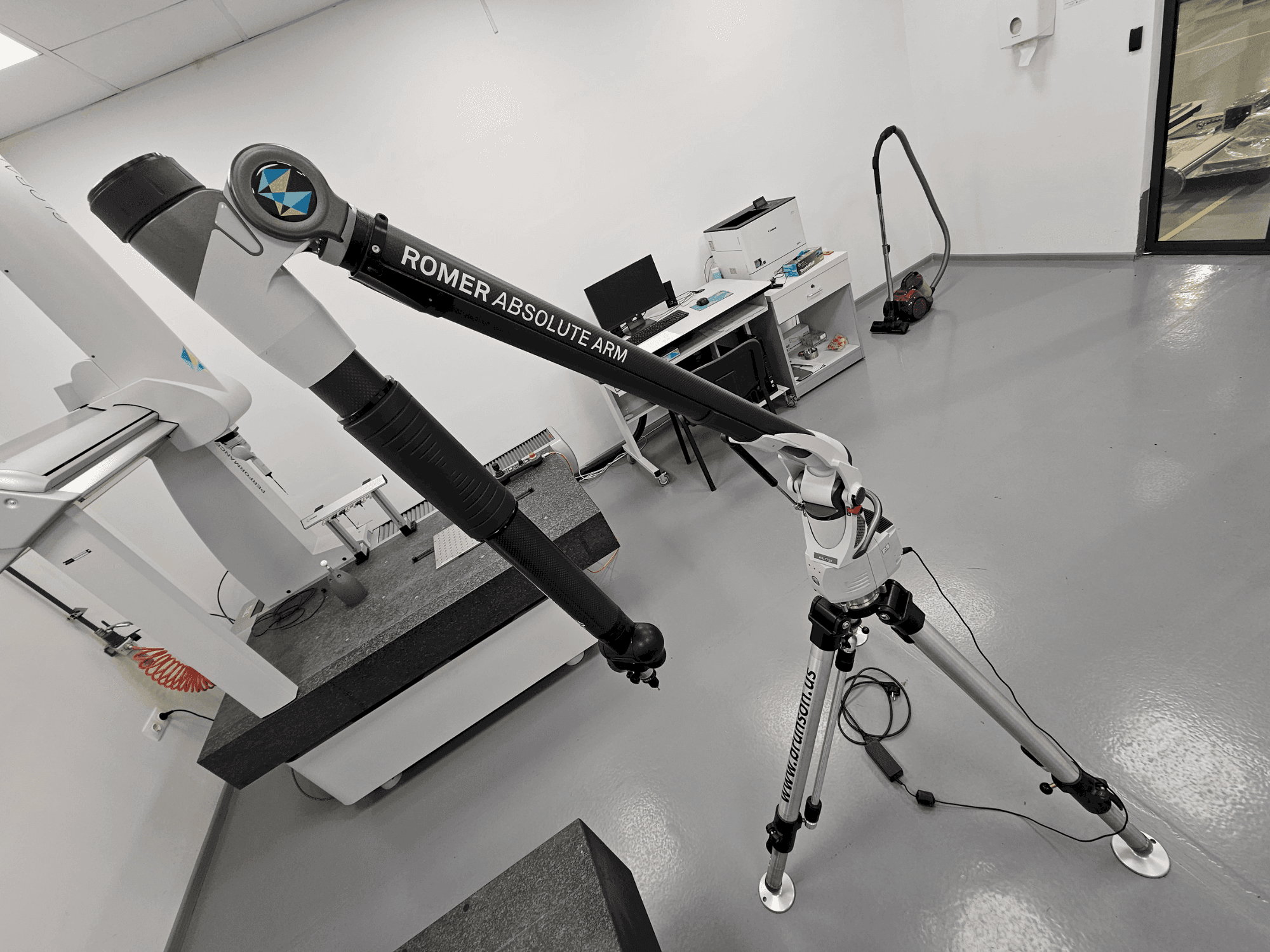 Vista Frontal da ROMER Absolute Arm 7730 máquina