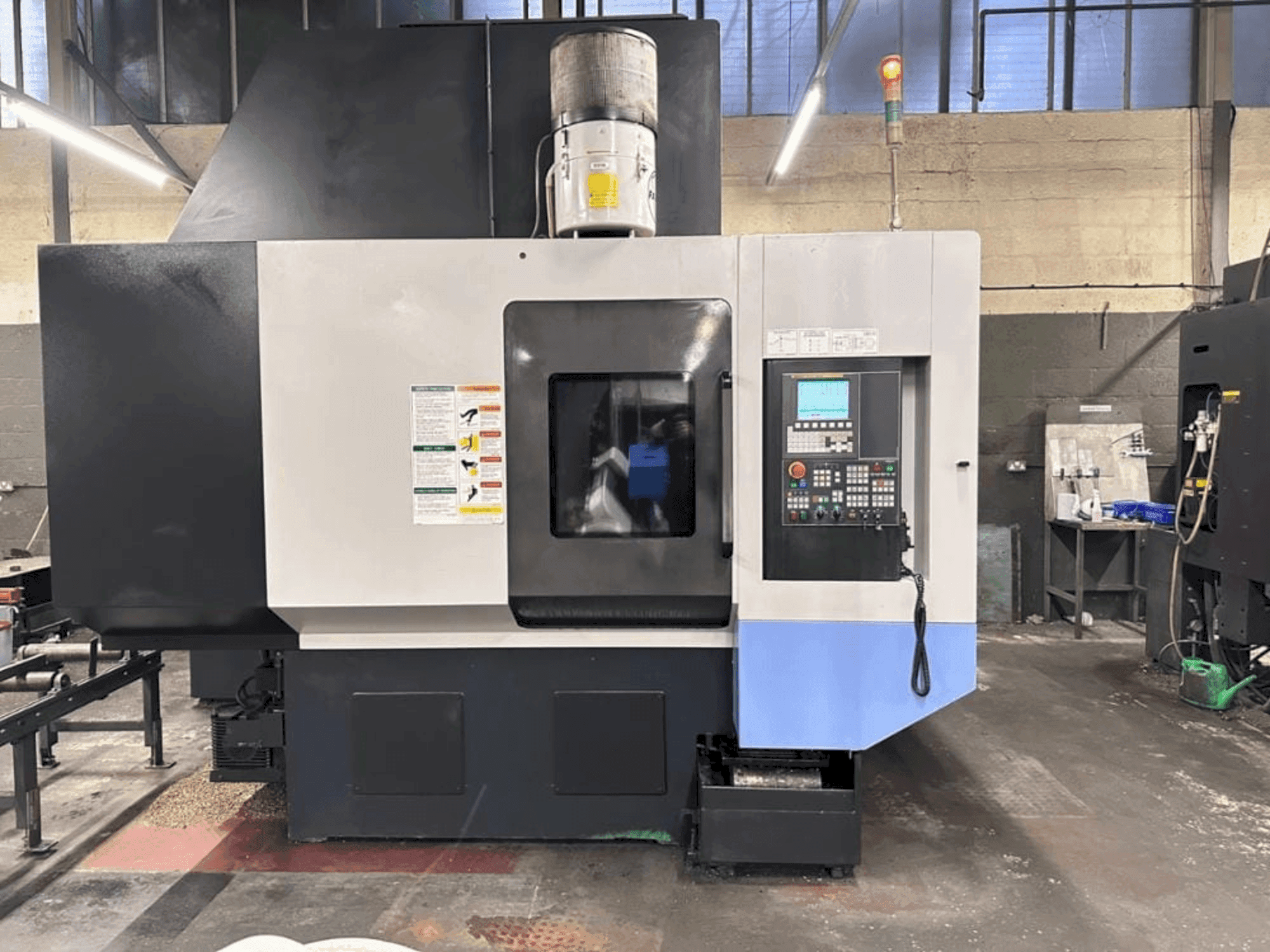 Vista Frontal da DOOSAN VC-510 máquina