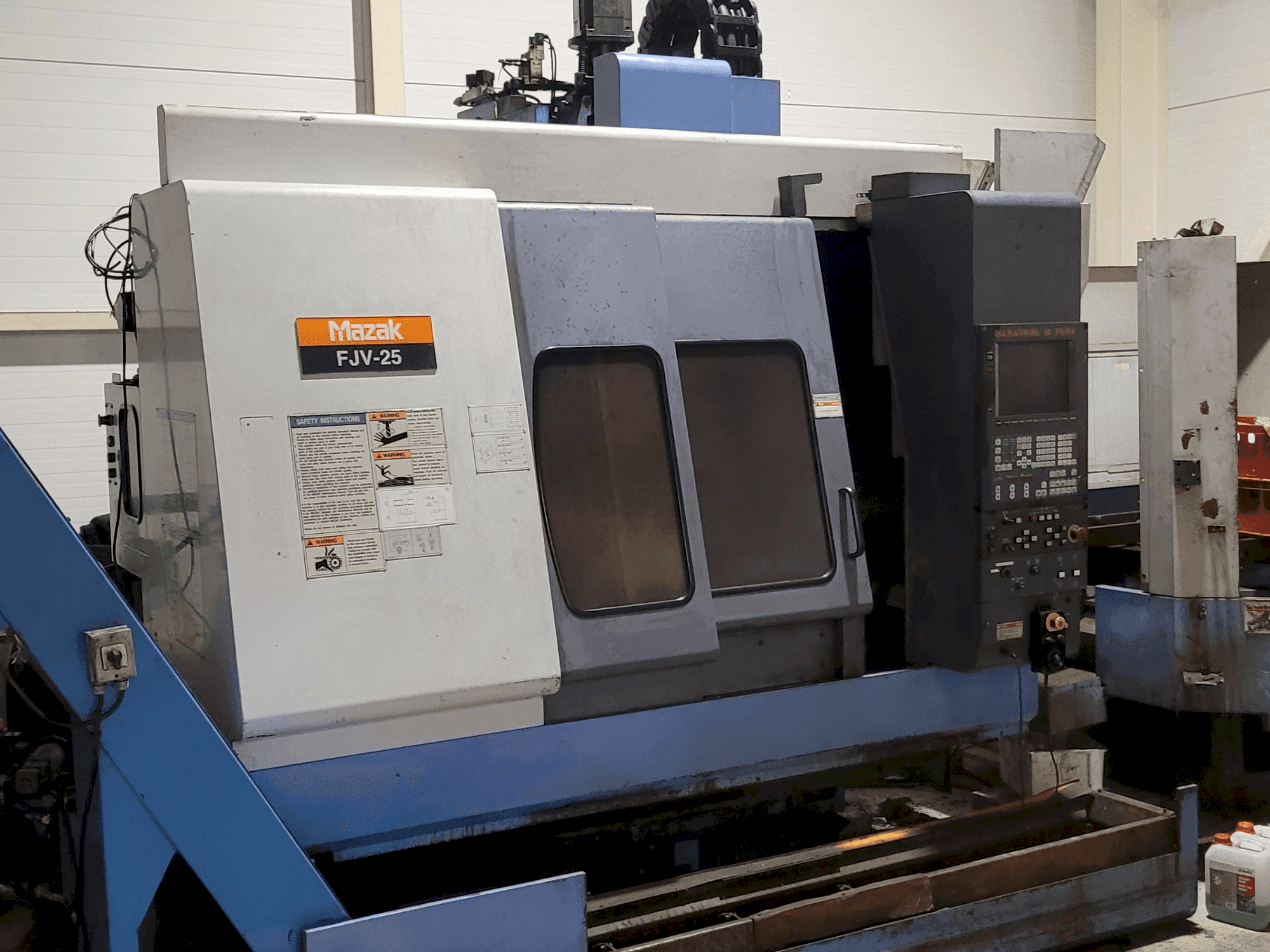 Vista Frontal da Mazak FJV-25 máquina