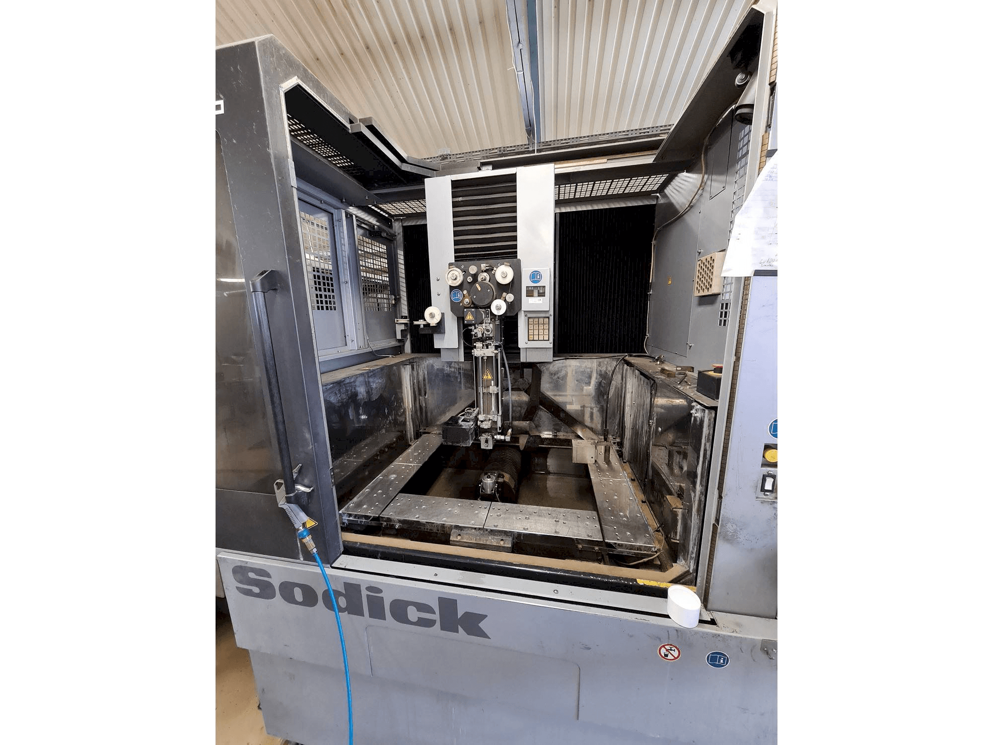 Vista Frontal da Sodick AQ750L máquina