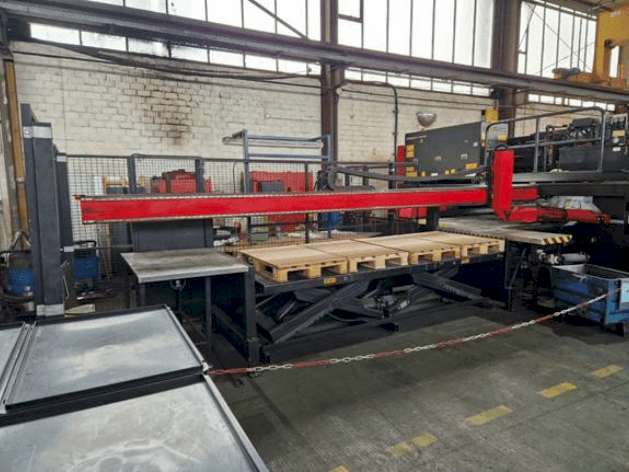 Vista Frontal da AMADA AP3-2610 V máquina