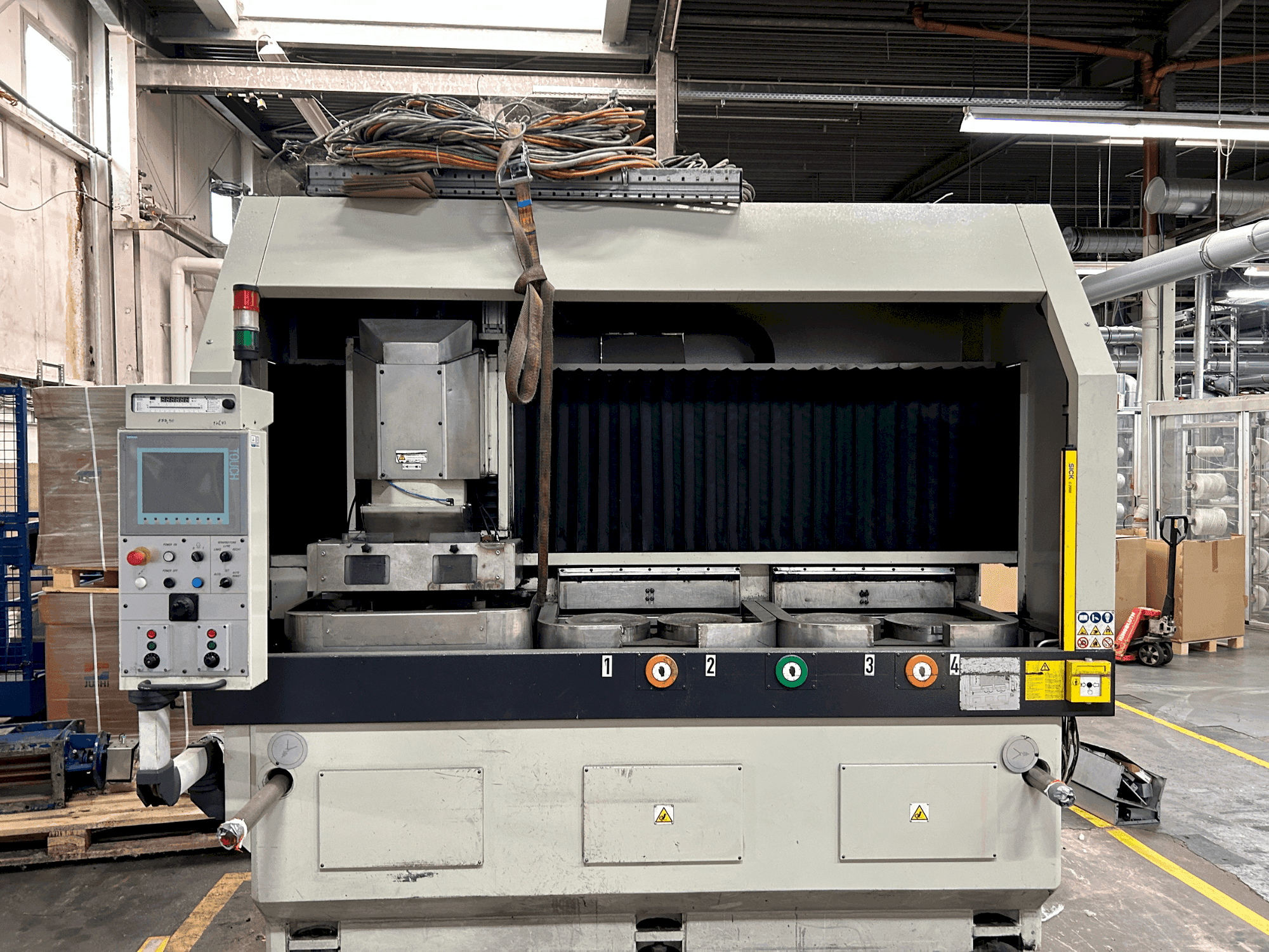 Vista Frontal da Lodi VHP 300 4T CN máquina