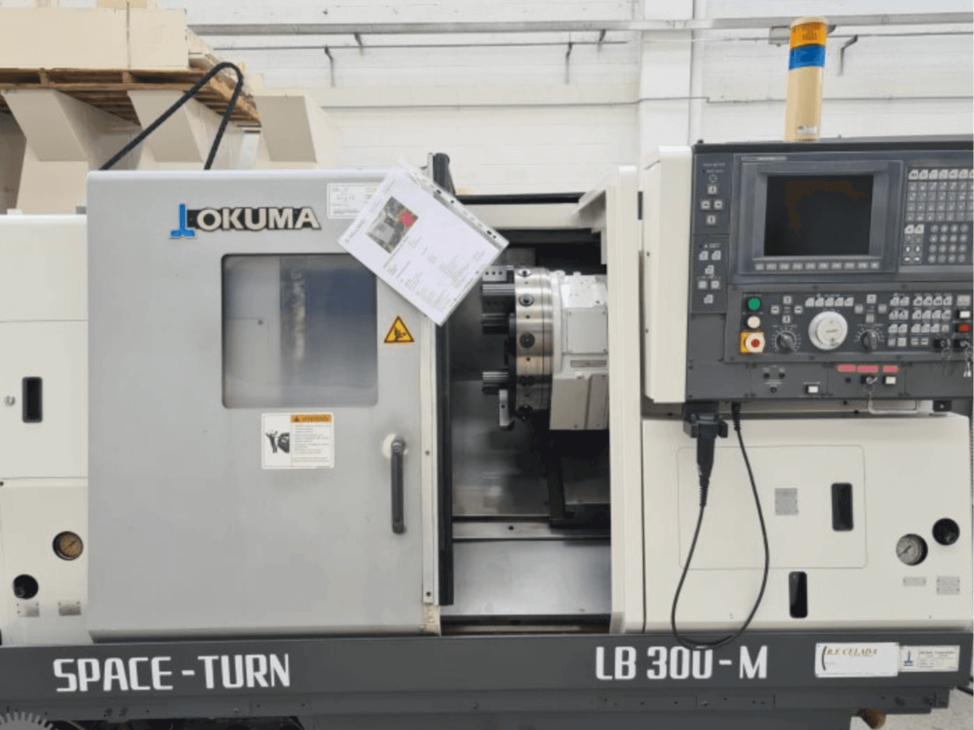 Vista Frontal da Okuma LB 300 máquina