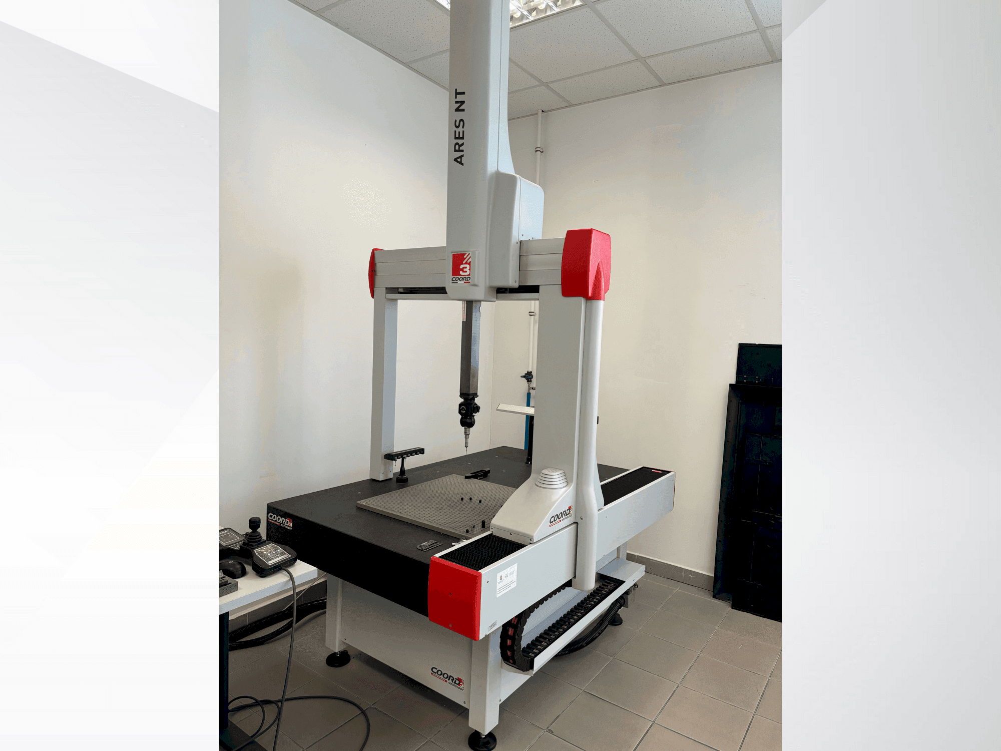 Vista Frontal da Coord3 ARES NT máquina