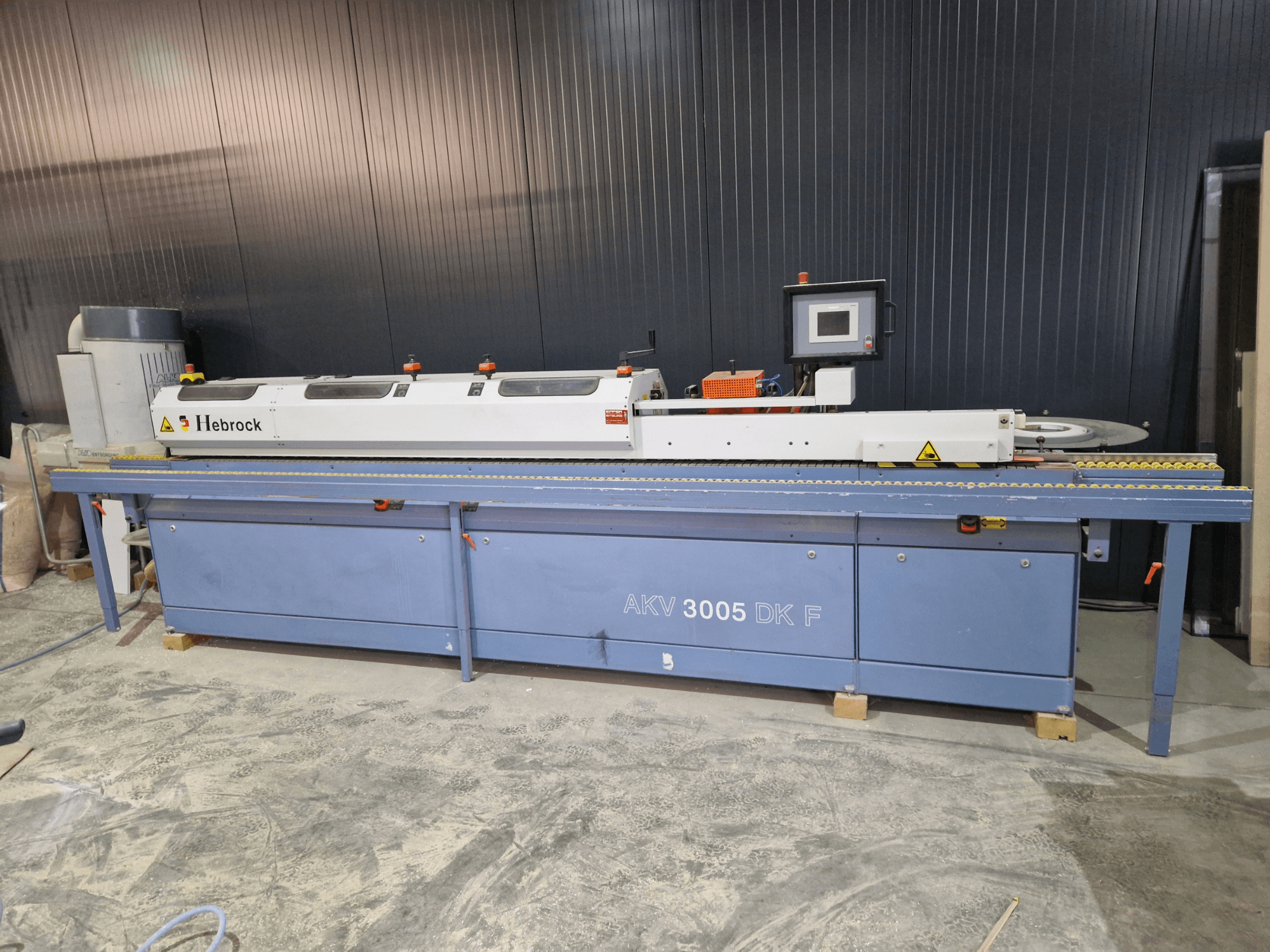 Orladora HEBROCK AKV 3005 DK-F, vista frontal, com painel de controlo, tapete de alimentação e ajustes reguláveis.