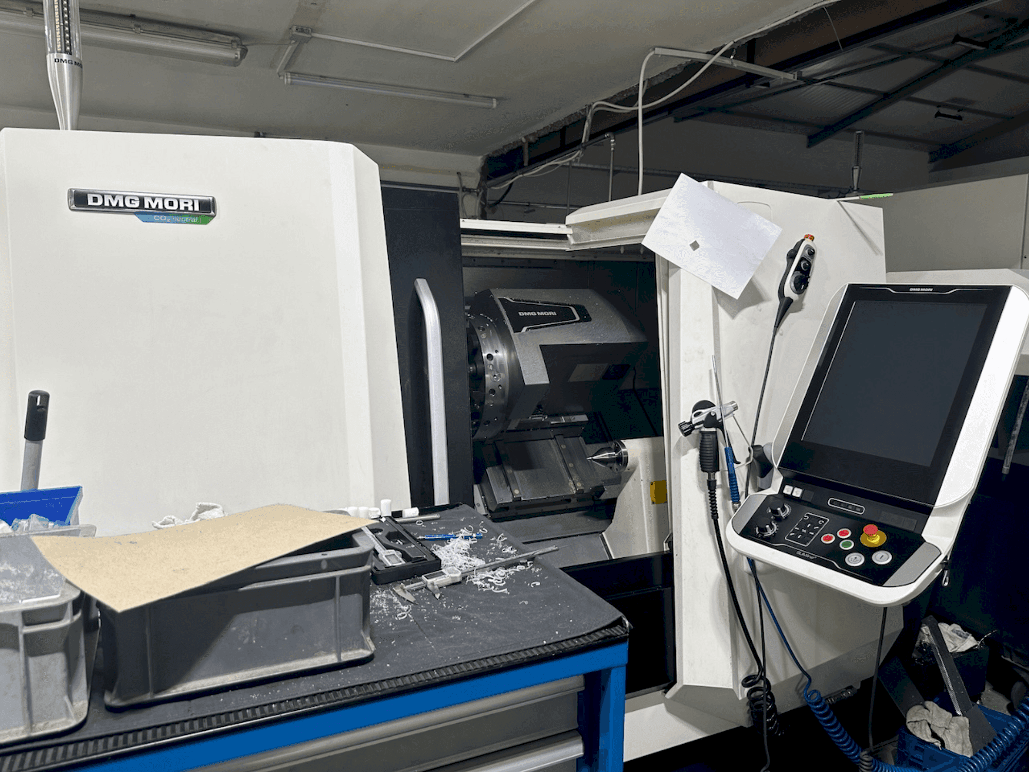 Vista Frontal da DMG MORI CLX 350 V4 máquina