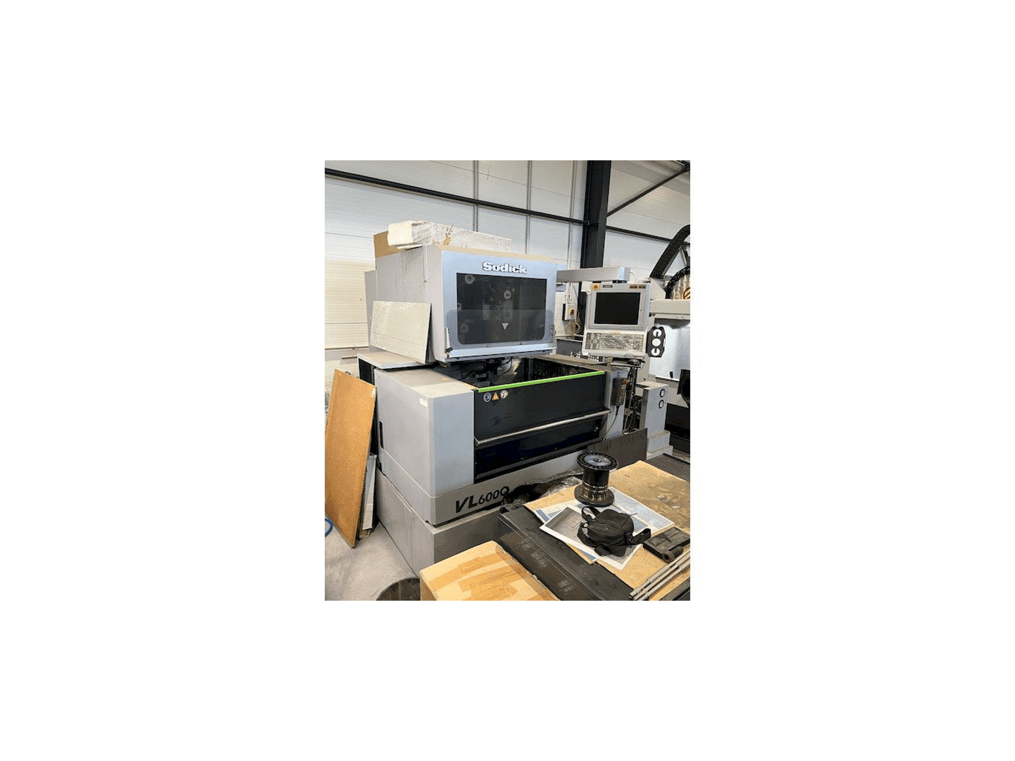 Vista Frontal da Sodick VL600Q máquina