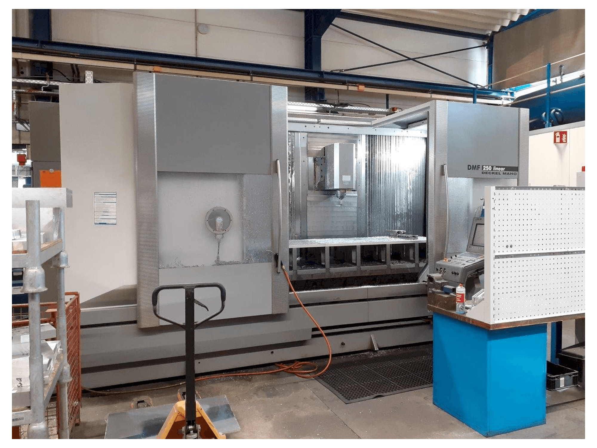 Vista Frontal da DMG MORI DMF 250 máquina