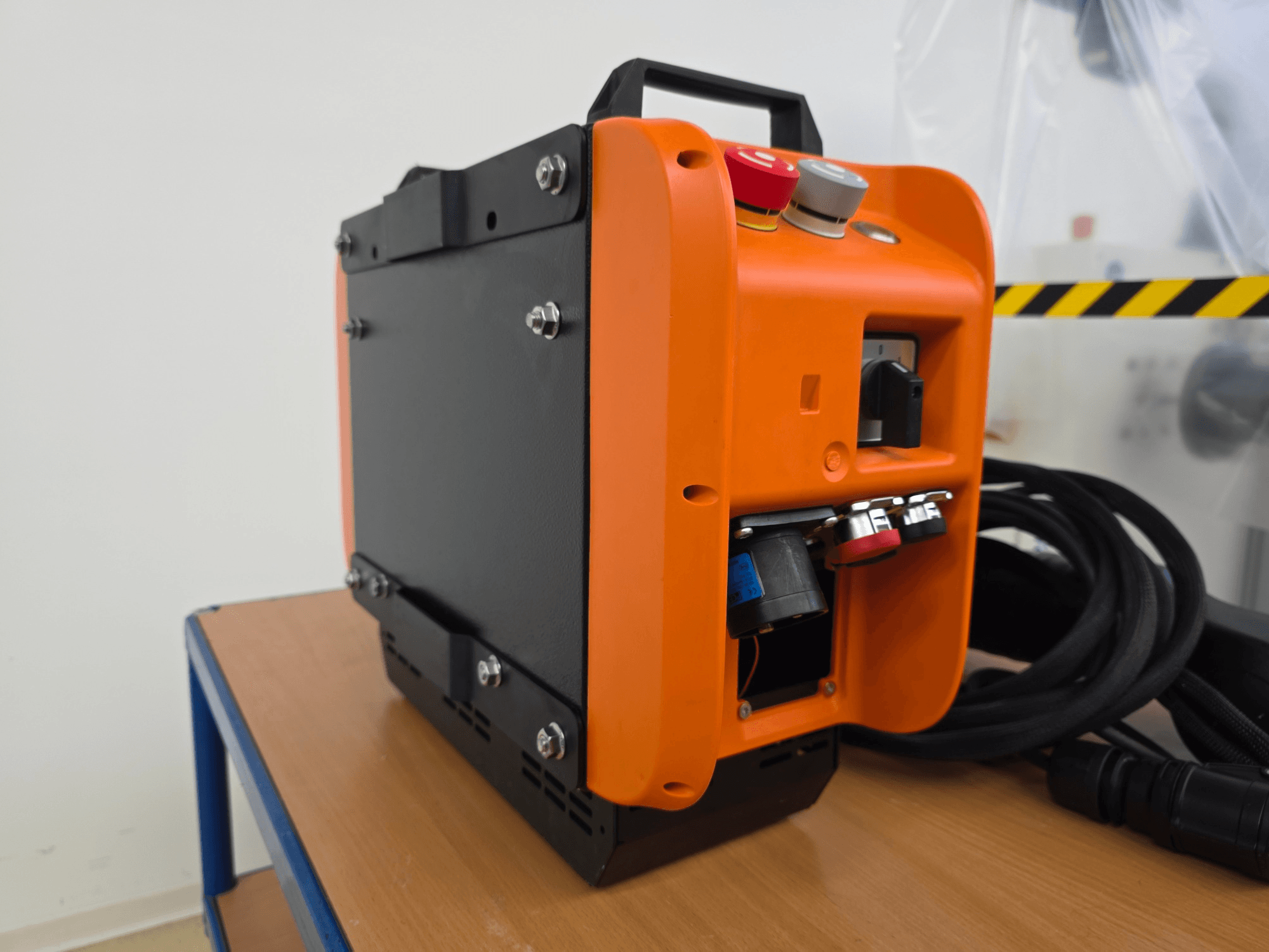 Controlador de braço de robô KASSOW ROBOTS KR1205, vista lateral mostrando o design laranja e preto, portas de entrada/saída e cabos.