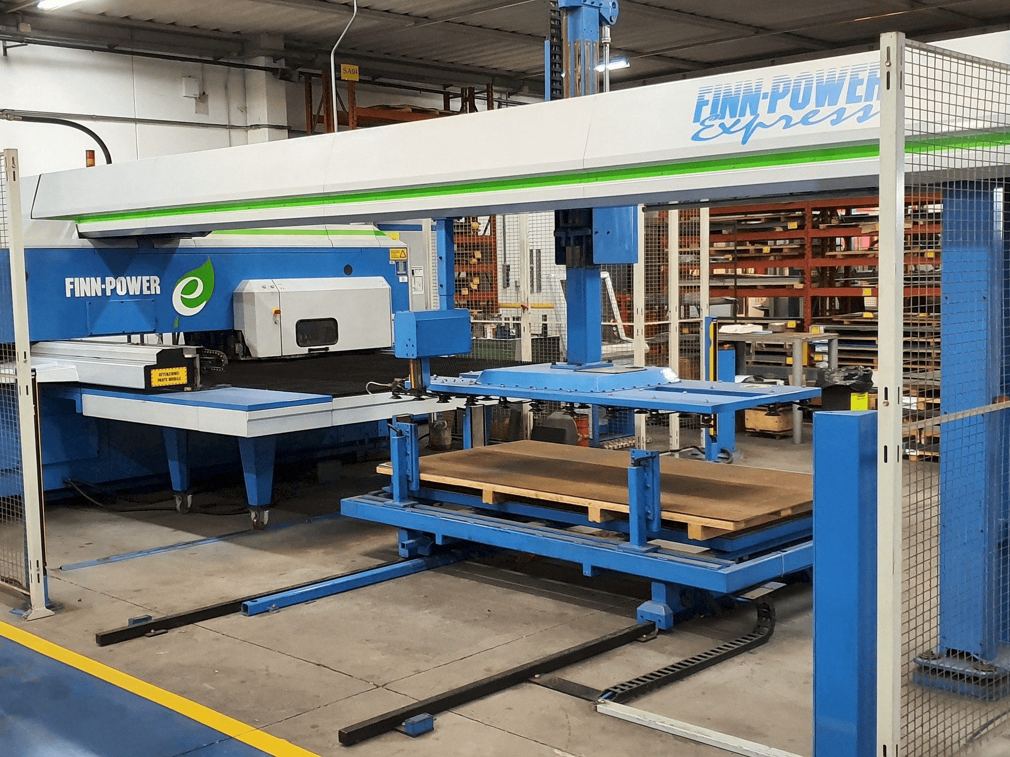 Vista Frontal da Finn-Power E5 U máquina