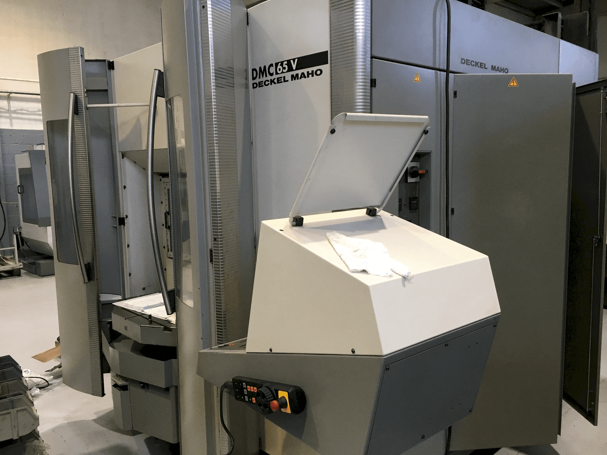 Vista Frontal da DECKEL MAHO DMC 65V máquina