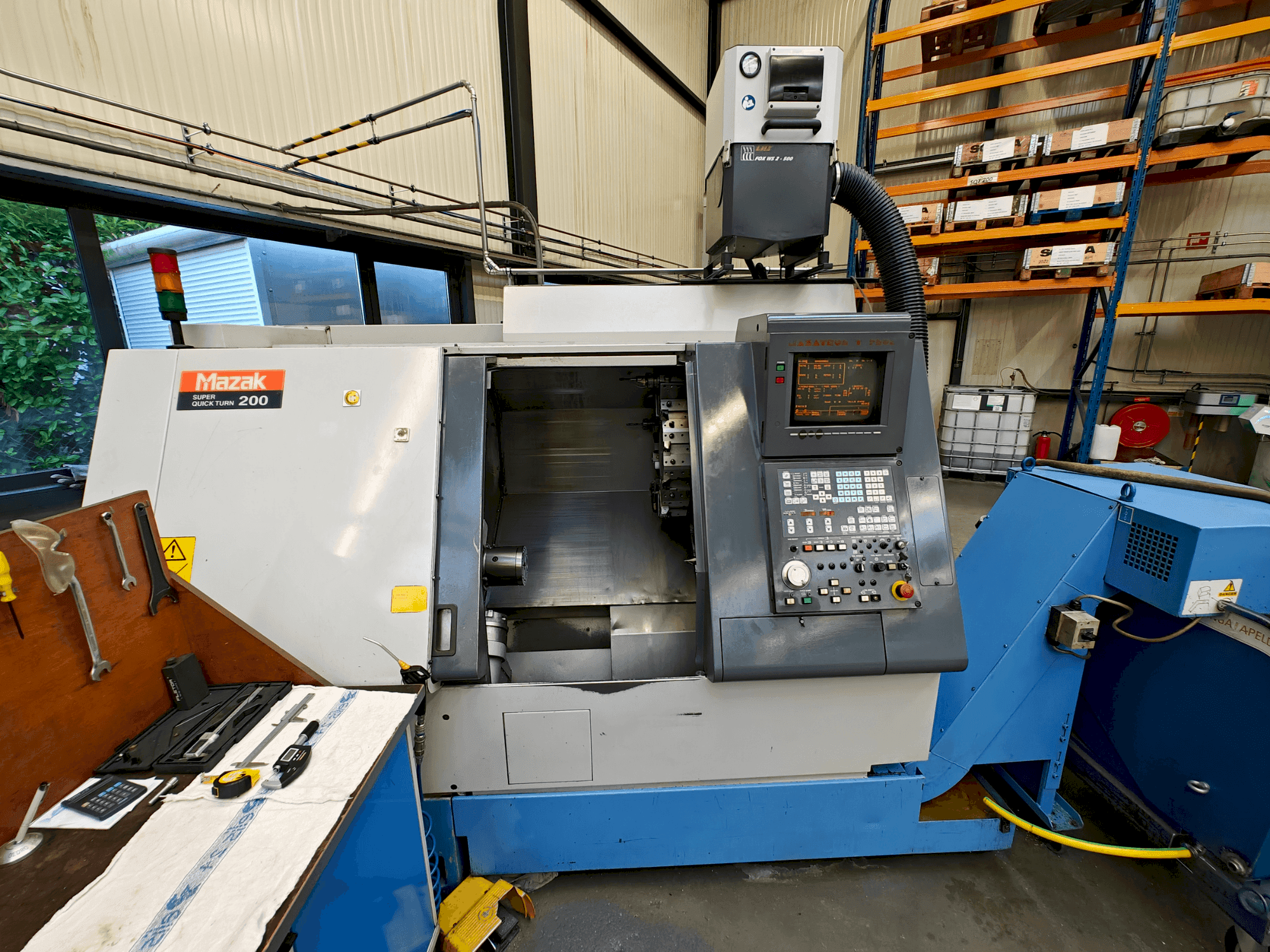 Vista Frontal da Mazak SQT-200 máquina