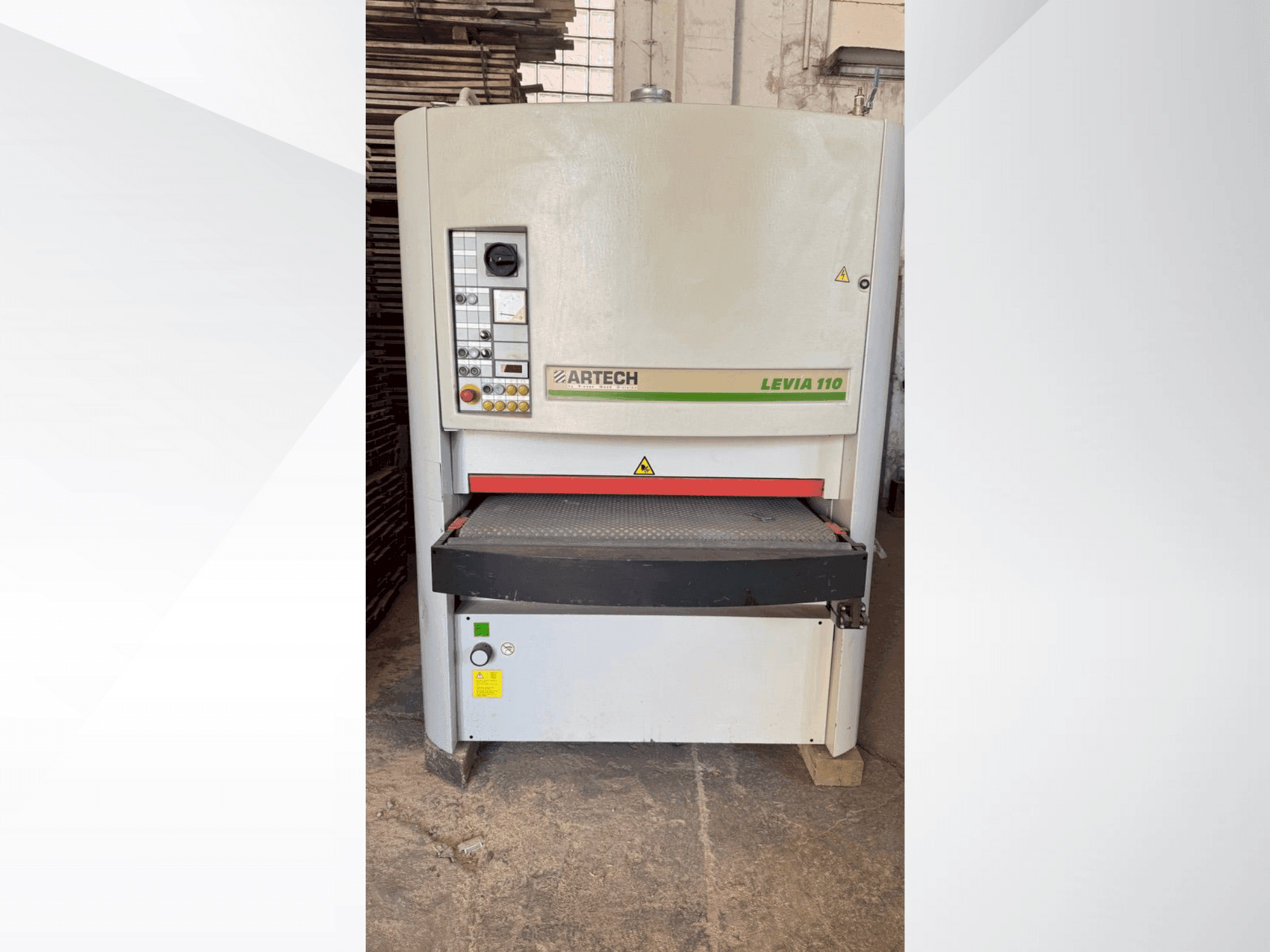 Vista Frontal da BIESSE Levia 110 máquina