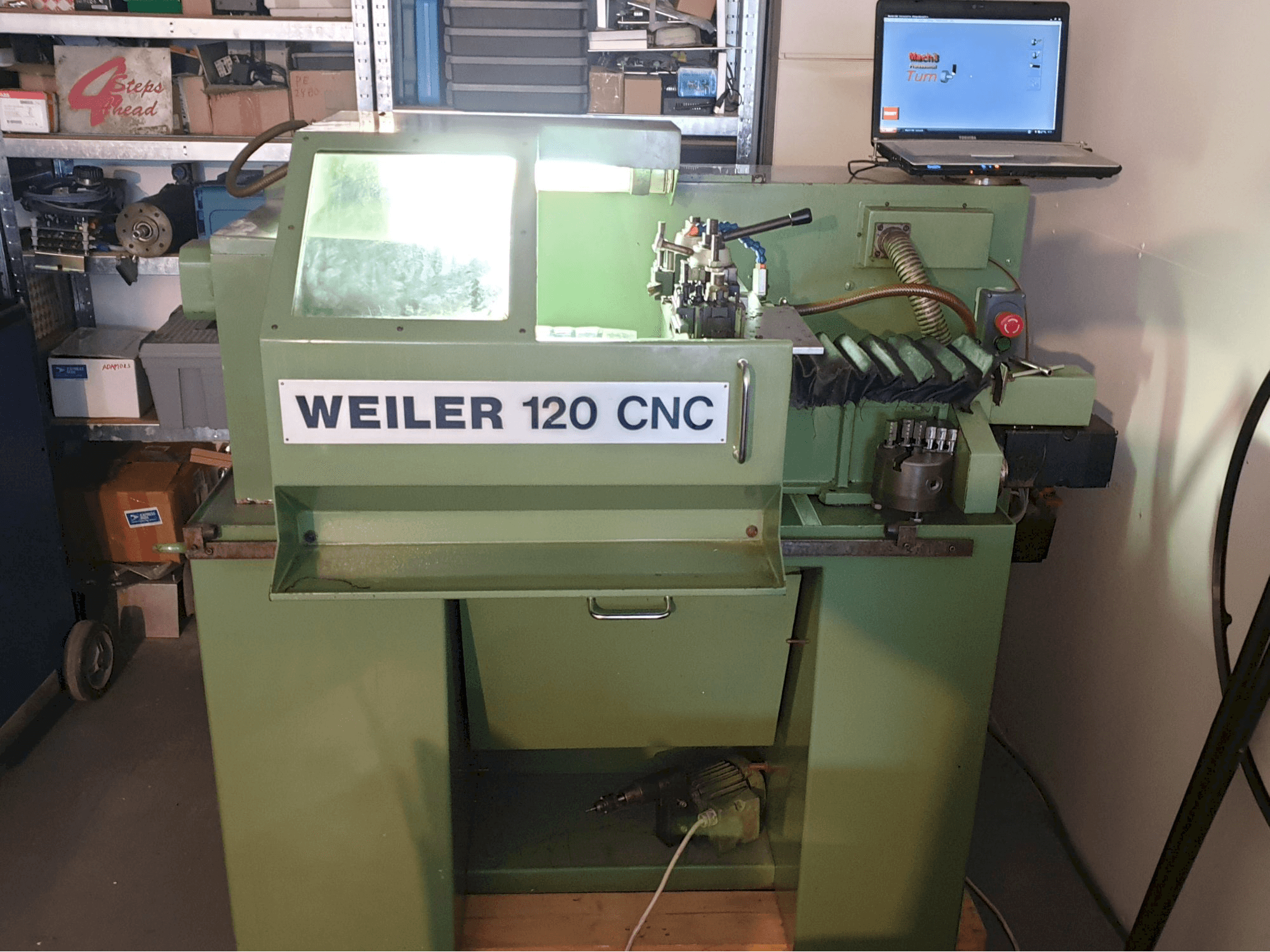 Vista Frontal da Weiler 120 CNC máquina