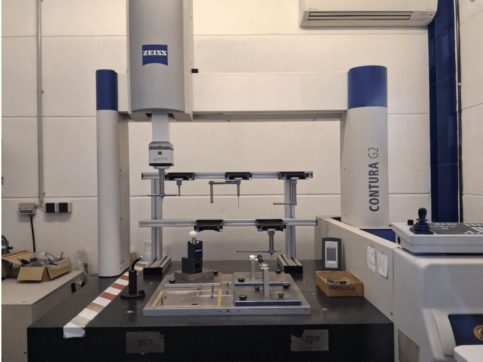 CMM ZEISS Contura G2 em ambiente de laboratório, mostrando o aparelho de medição e o painel de controlo a partir de uma vista frontal.