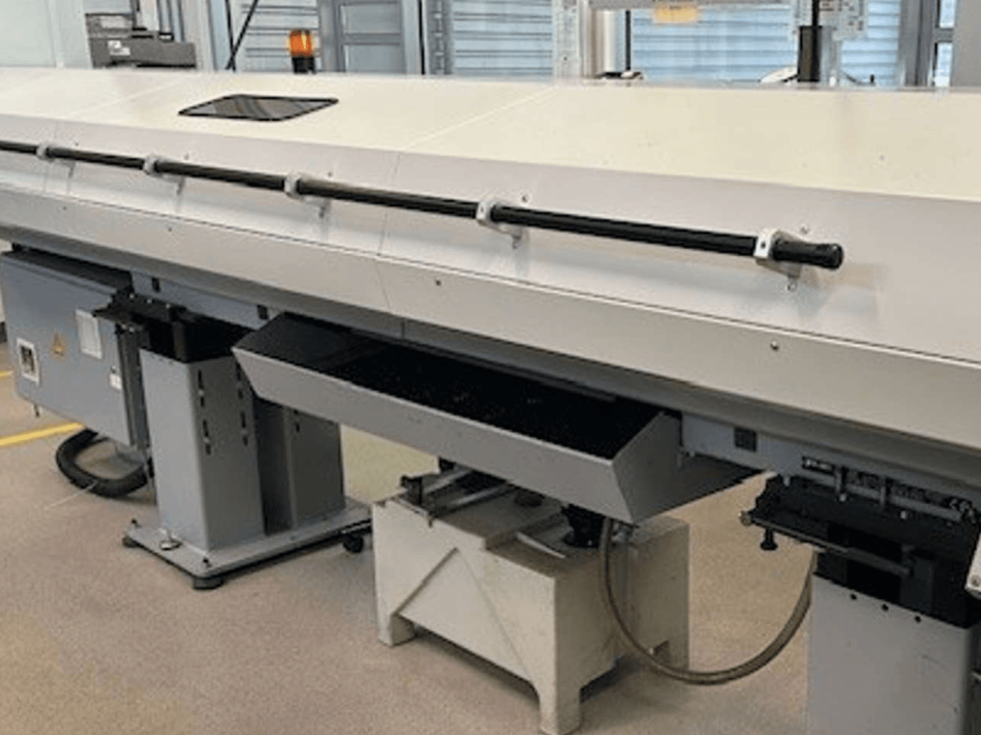 Vista frontal do centro de torneamento-fresagem Index G 200 RATIO LINE, mostrando o seu design elegante e o painel de controlo funcional.