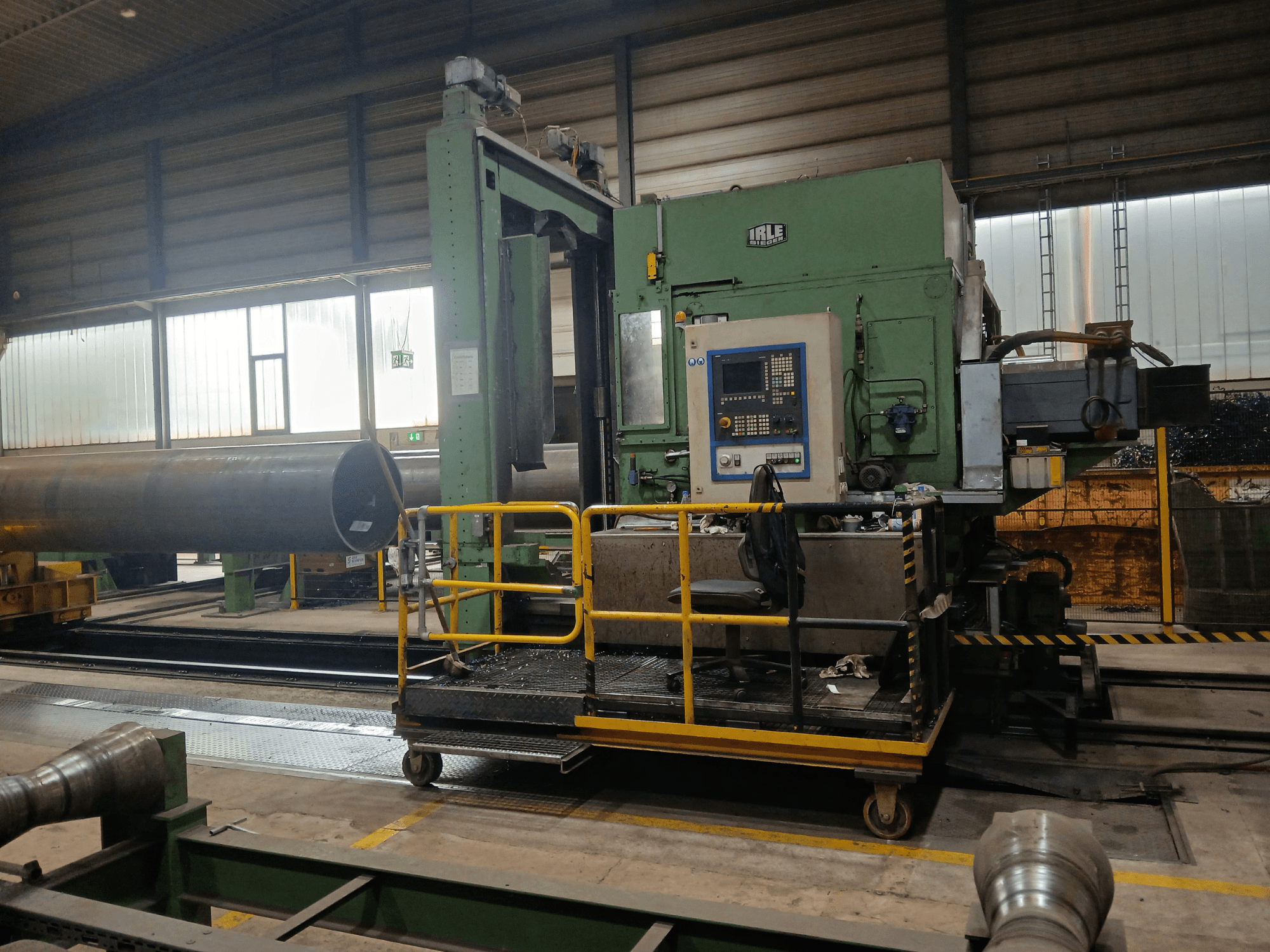 Centro de maquinagem horizontal CNC IRLE IRD 1600 visto de lado, com destaque para o painel de controlo e o sistema de calhas para peças pesadas.