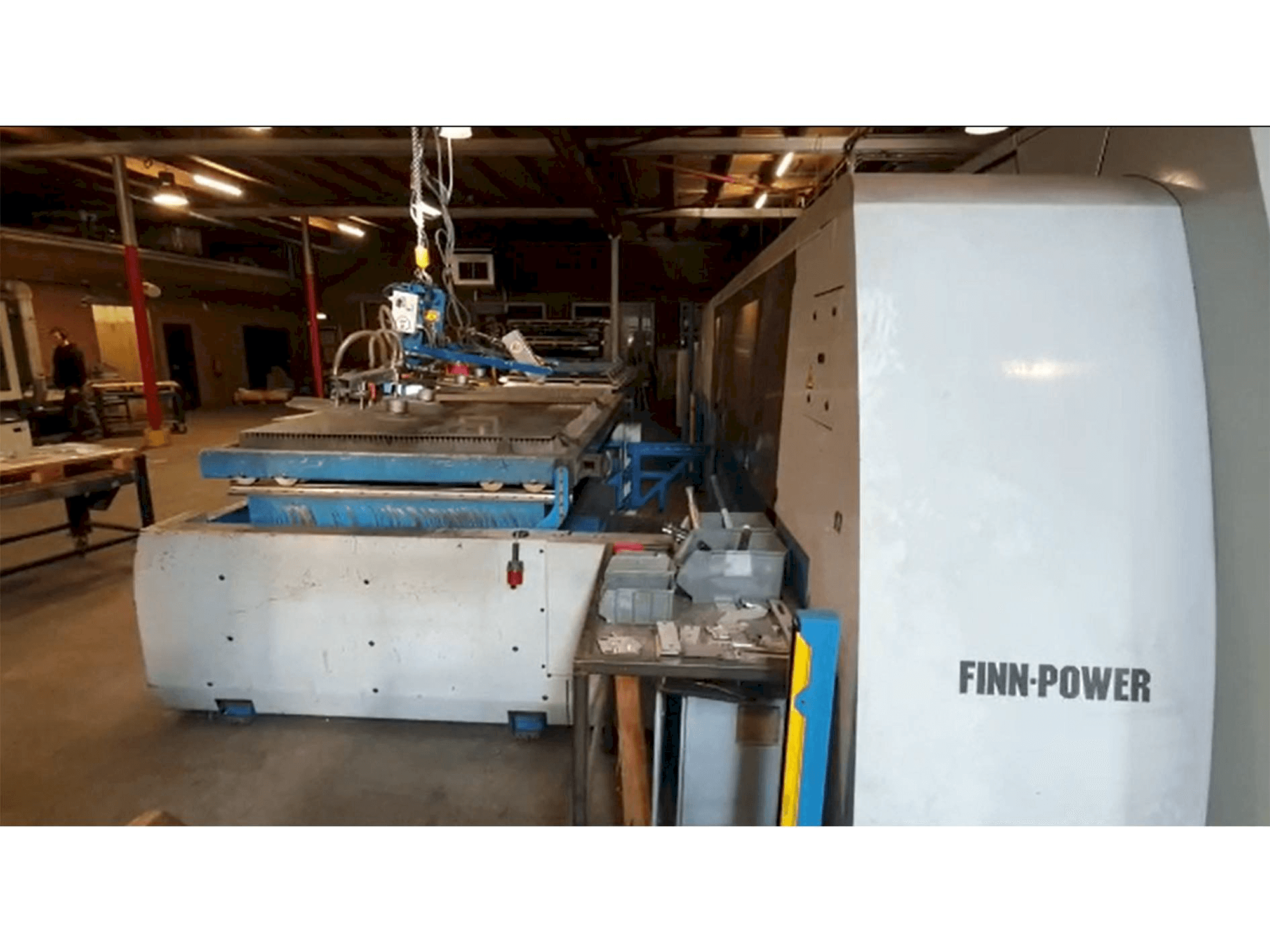 Vista Frontal da Finn-Power L6 4kW CO2 máquina