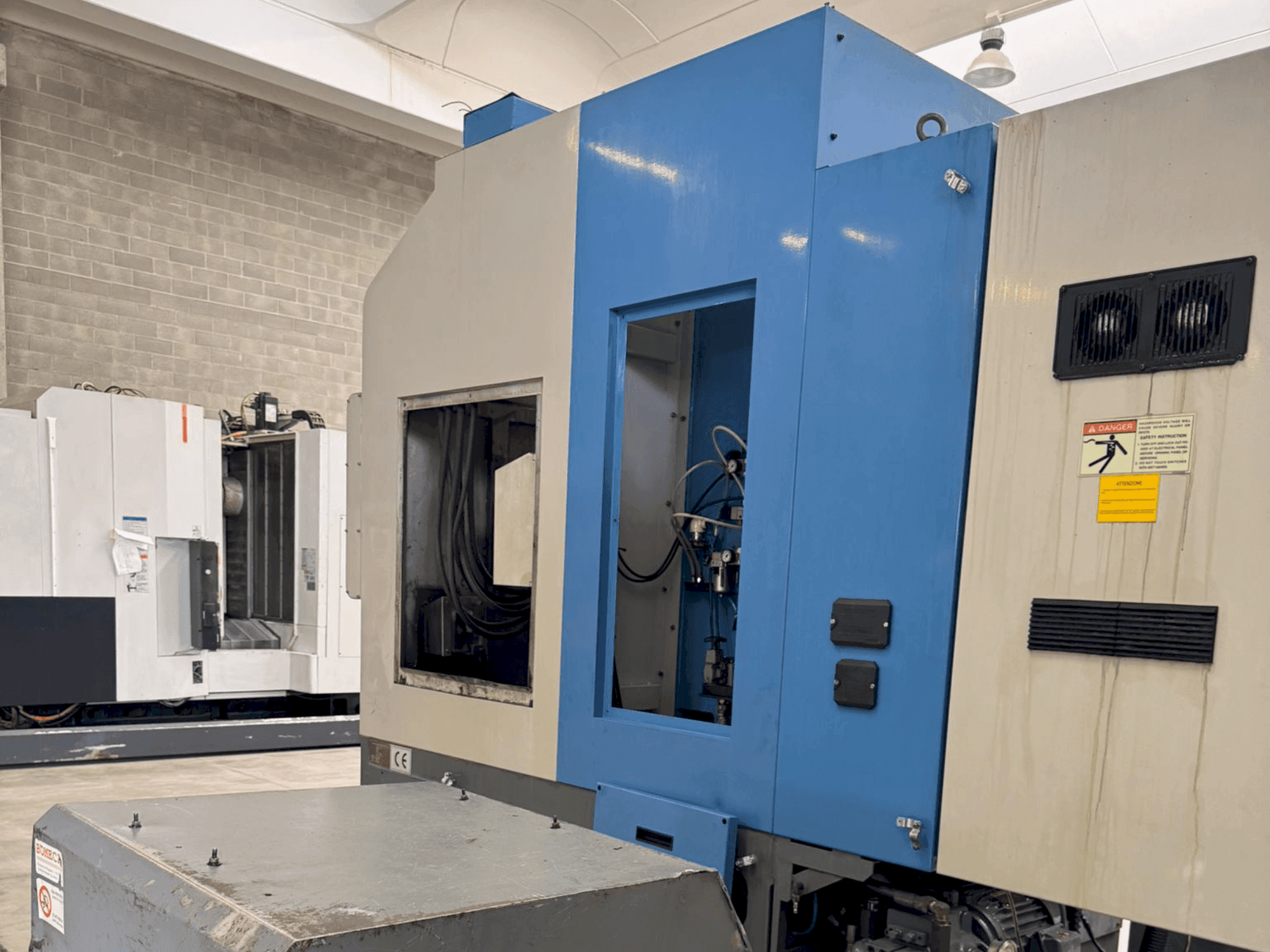 Vista Frontal da HYUNDAI KIA Hyundai HiT V5R máquina