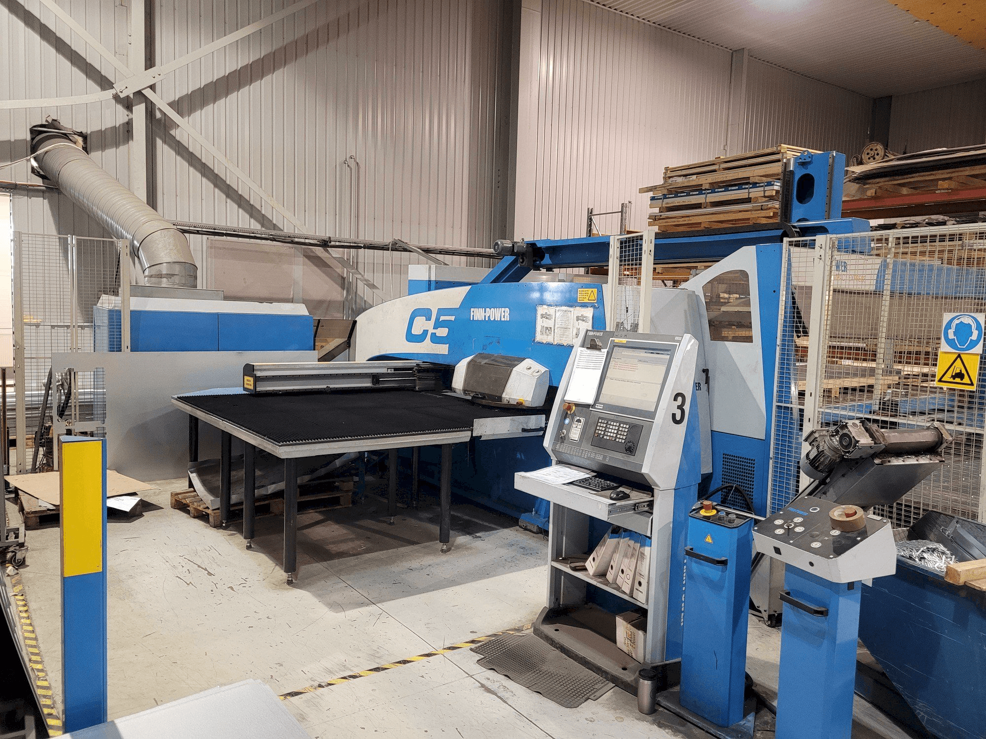 Vista Frontal da Finn-Power C5 12 43 with Compact Express máquina