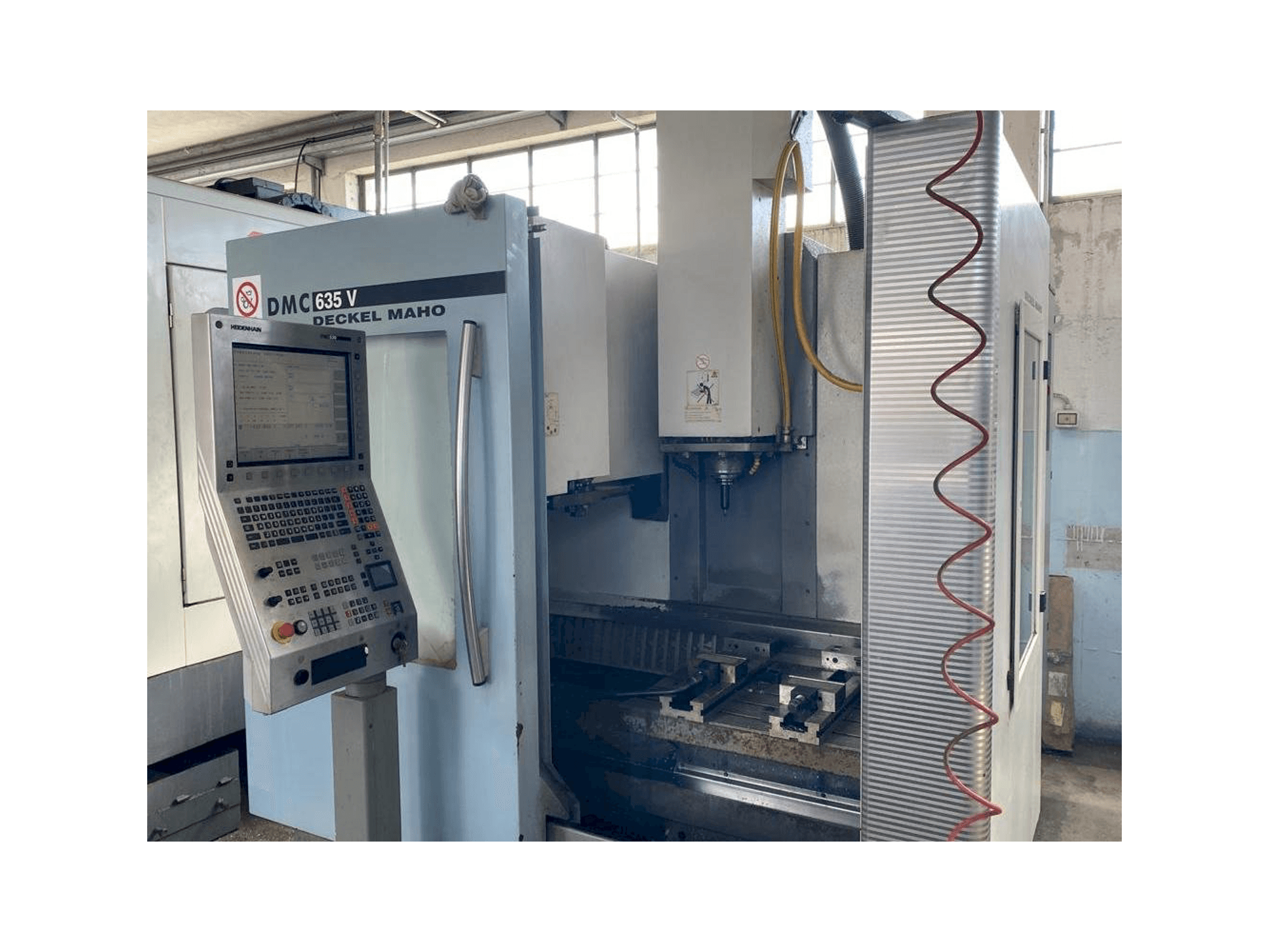 Vista Frontal da DECKEL MAHO DMC 635V máquina