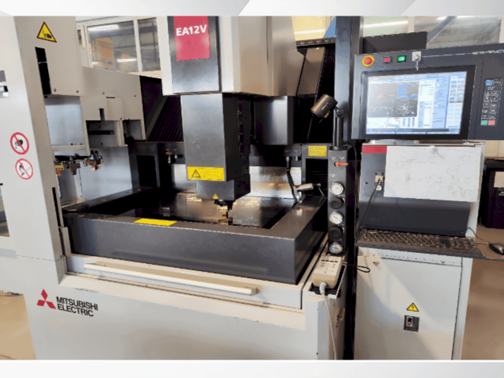 Vista Frontal da Mitsubishi EA12VM ADVANCE máquina