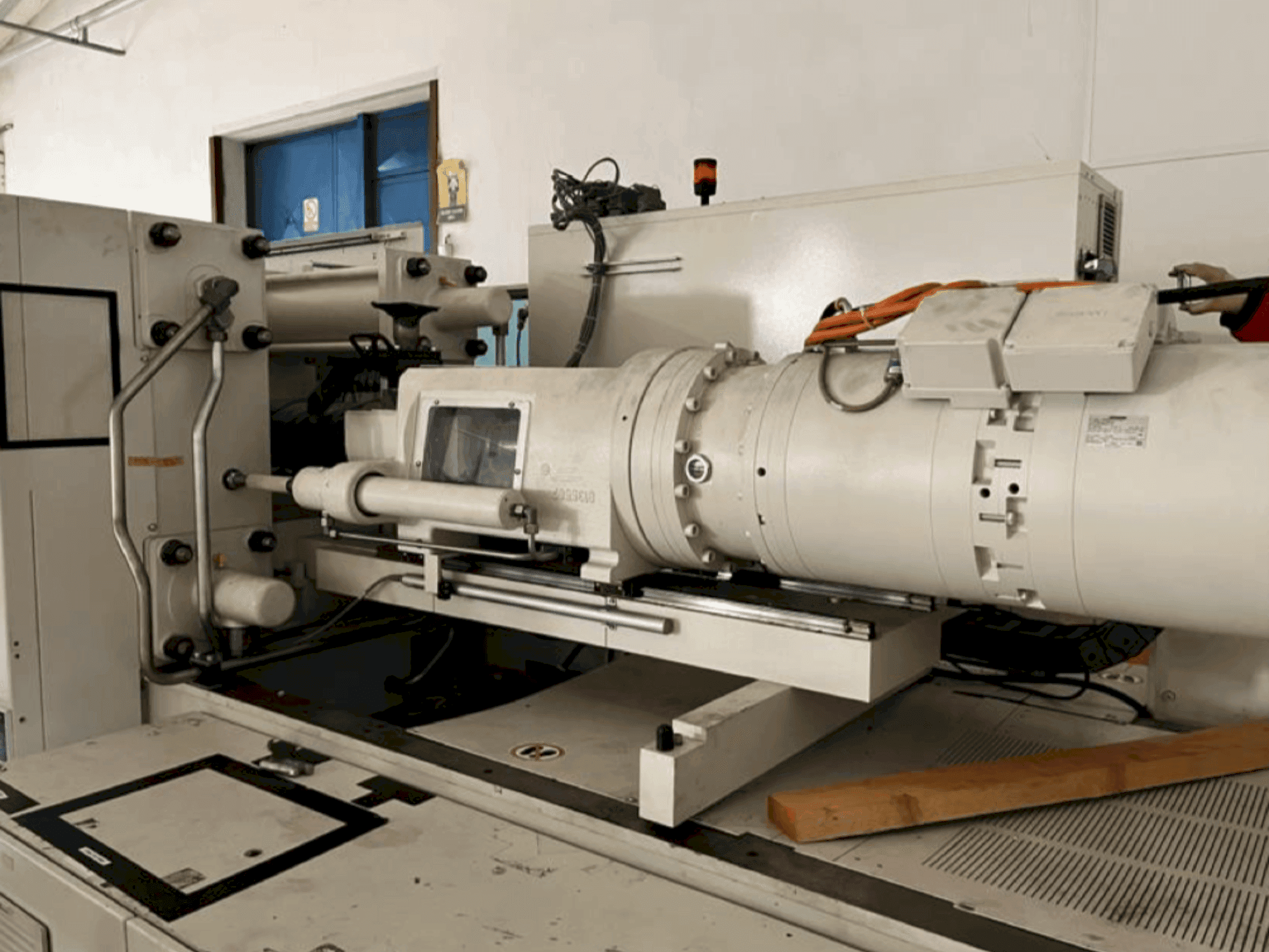 Vista Frontal da Krauss Maffei 200-750 CX máquina