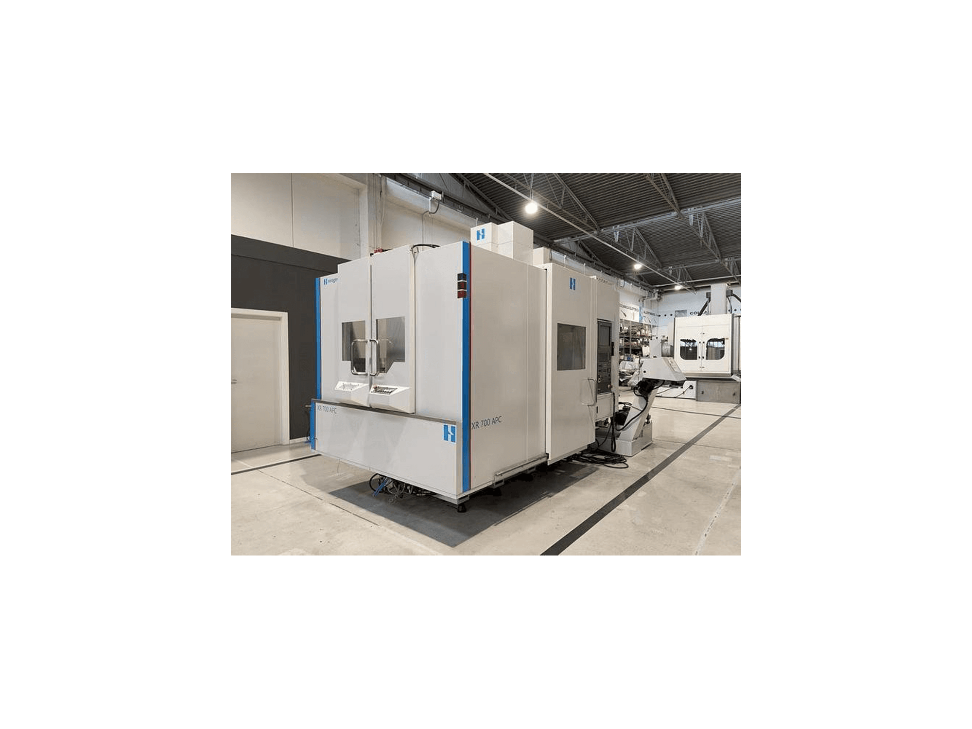 Vista Frontal da Bridgeport XR-700 APC máquina