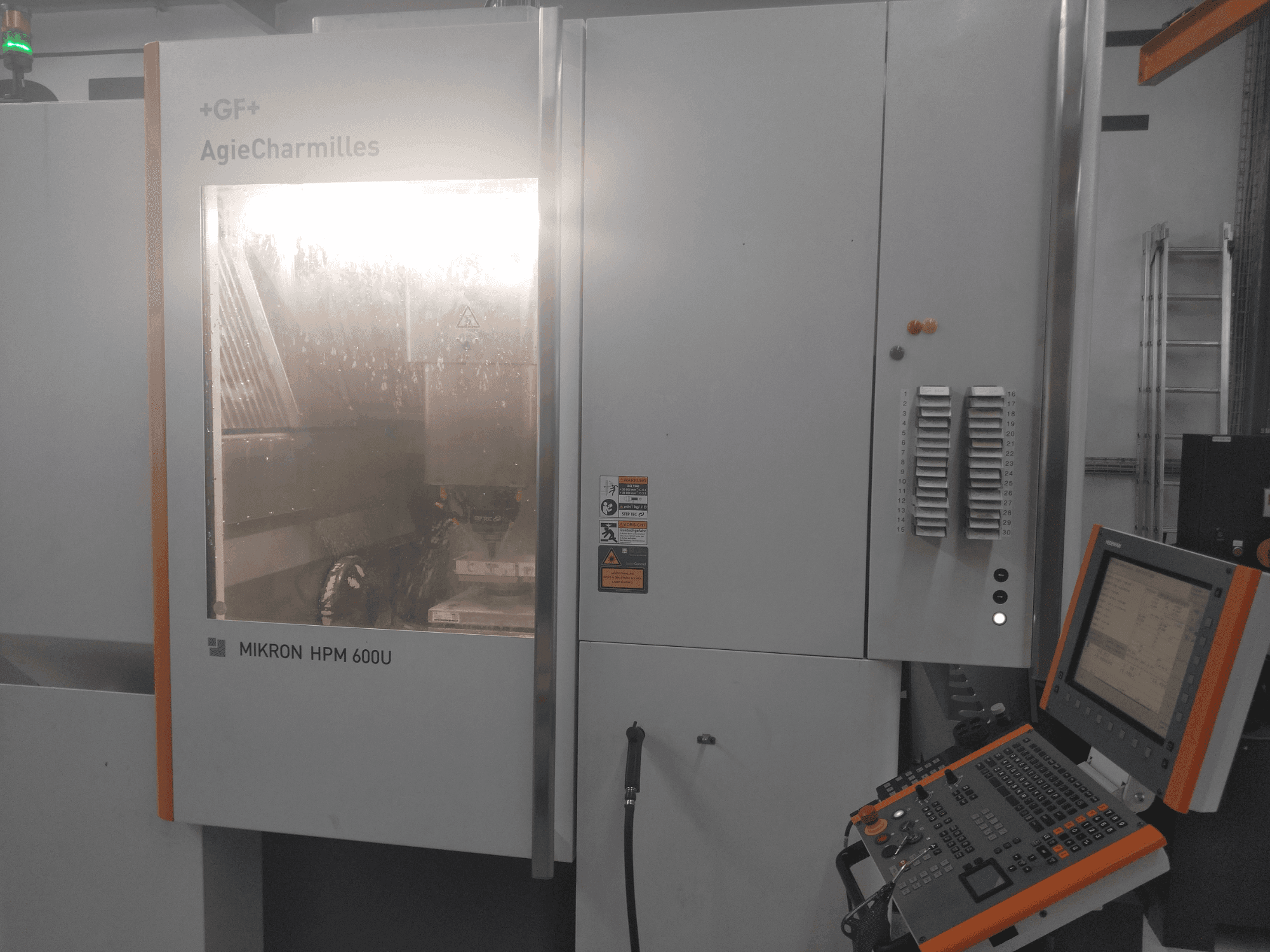 Vista Frontal da MIKRON HPM 600U máquina