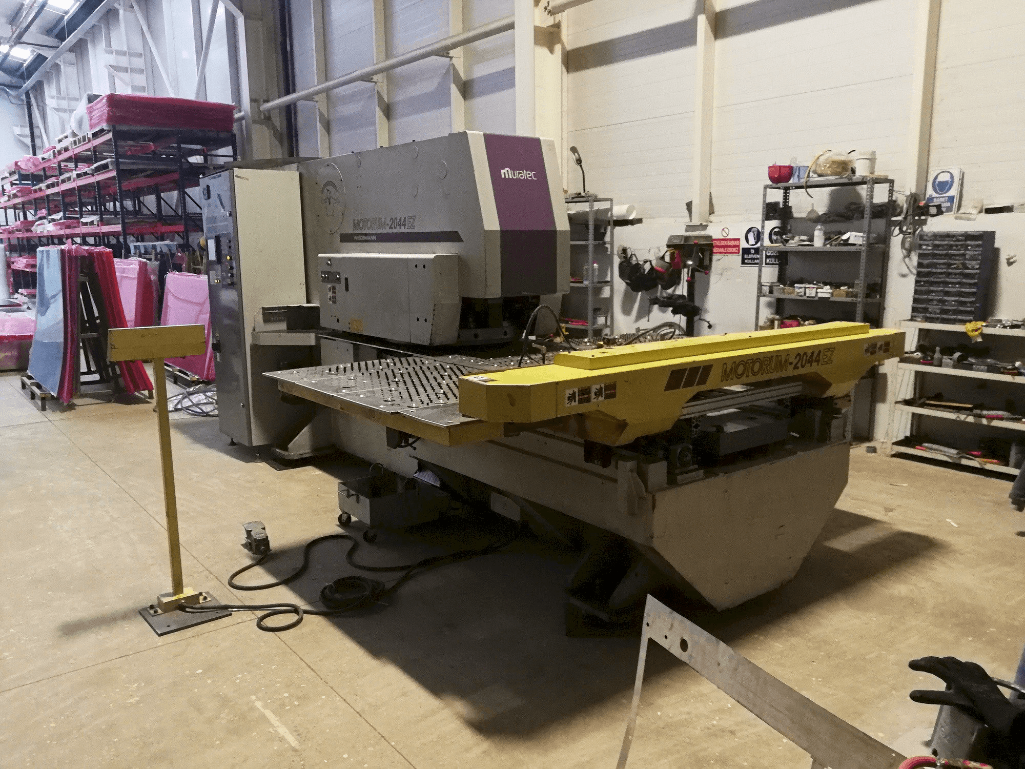 Vista Lateral Esquerda da Muratec Motorum 2044 EZ máquina