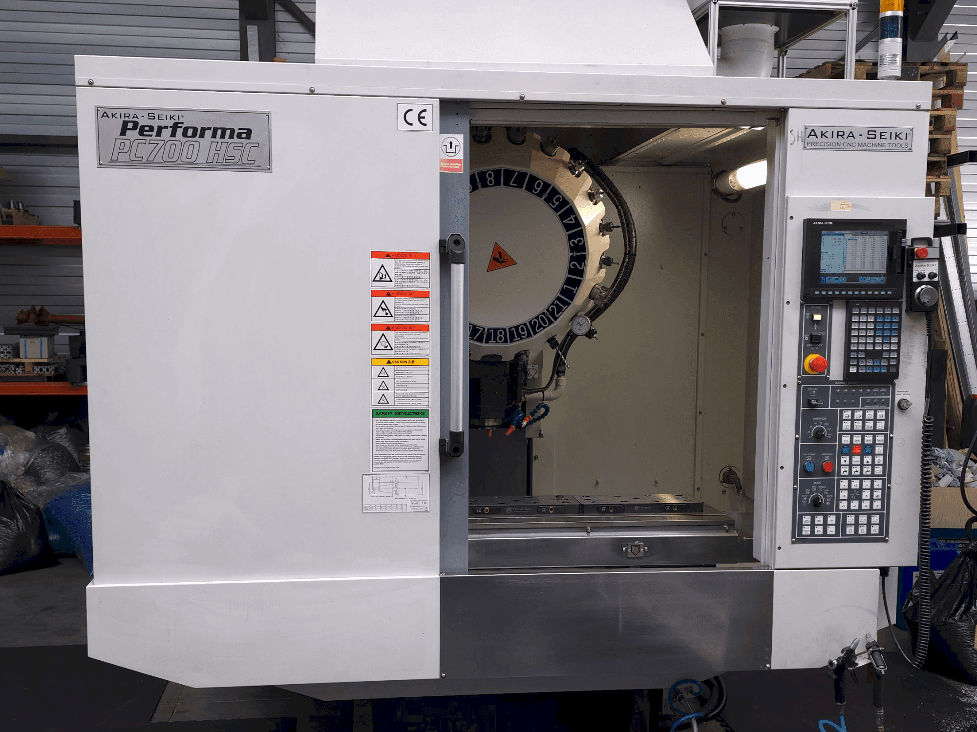 Vista Frontal da Akira Seiki PC700HSC máquina