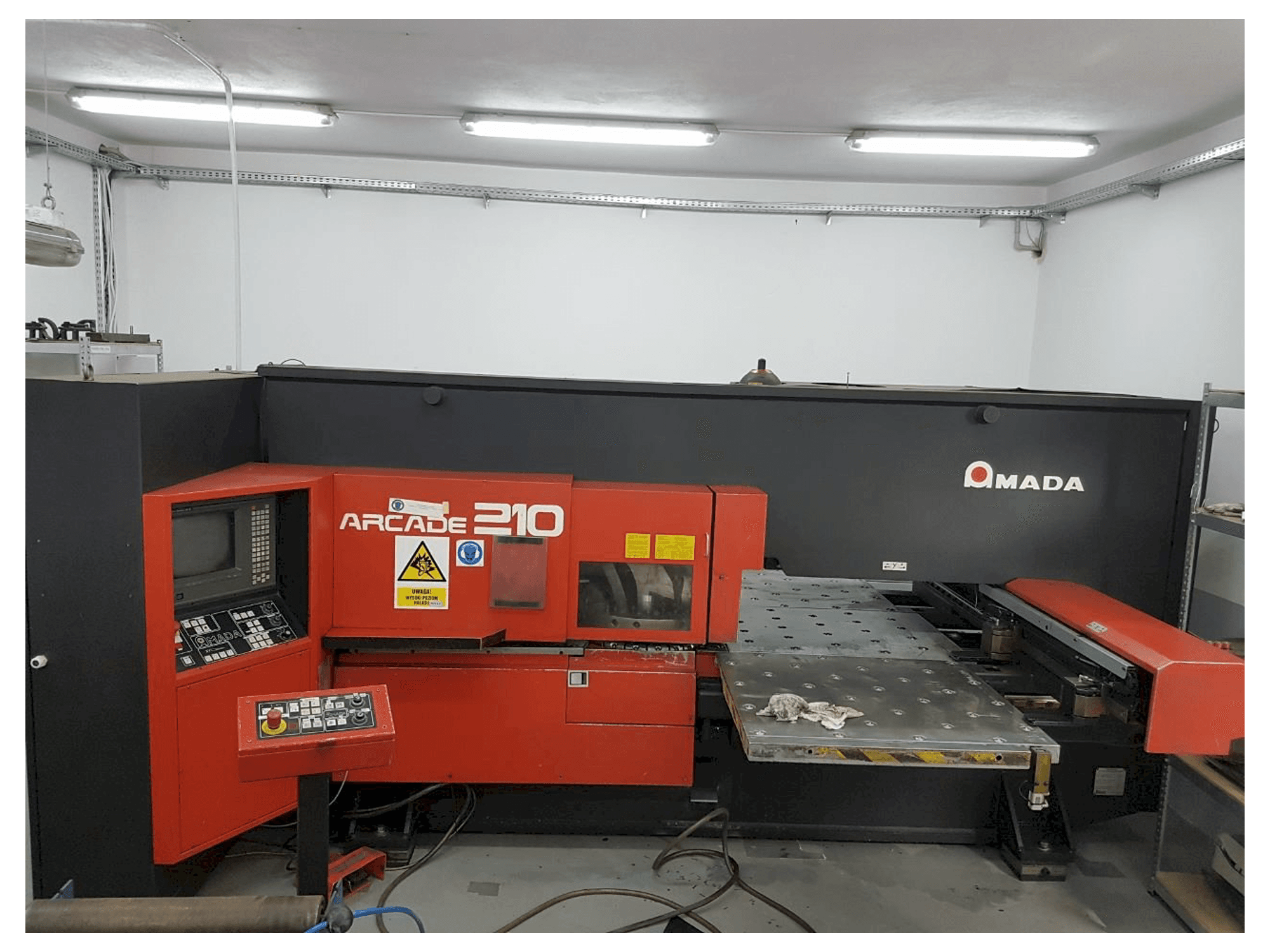 Vista Frontal da AMADA ARCADE 210 máquina