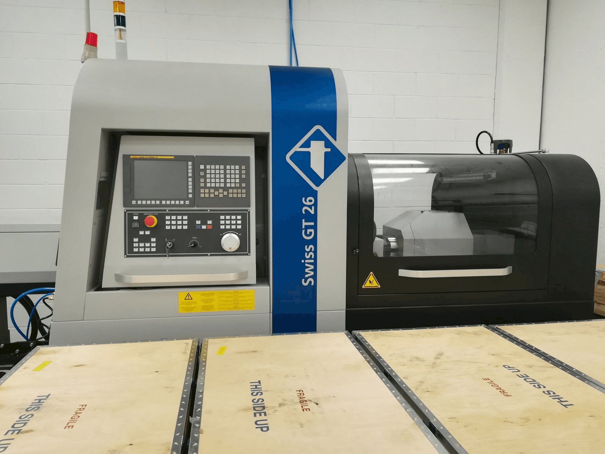 Vista Frontal da Tornos Swiss GT 26 máquina