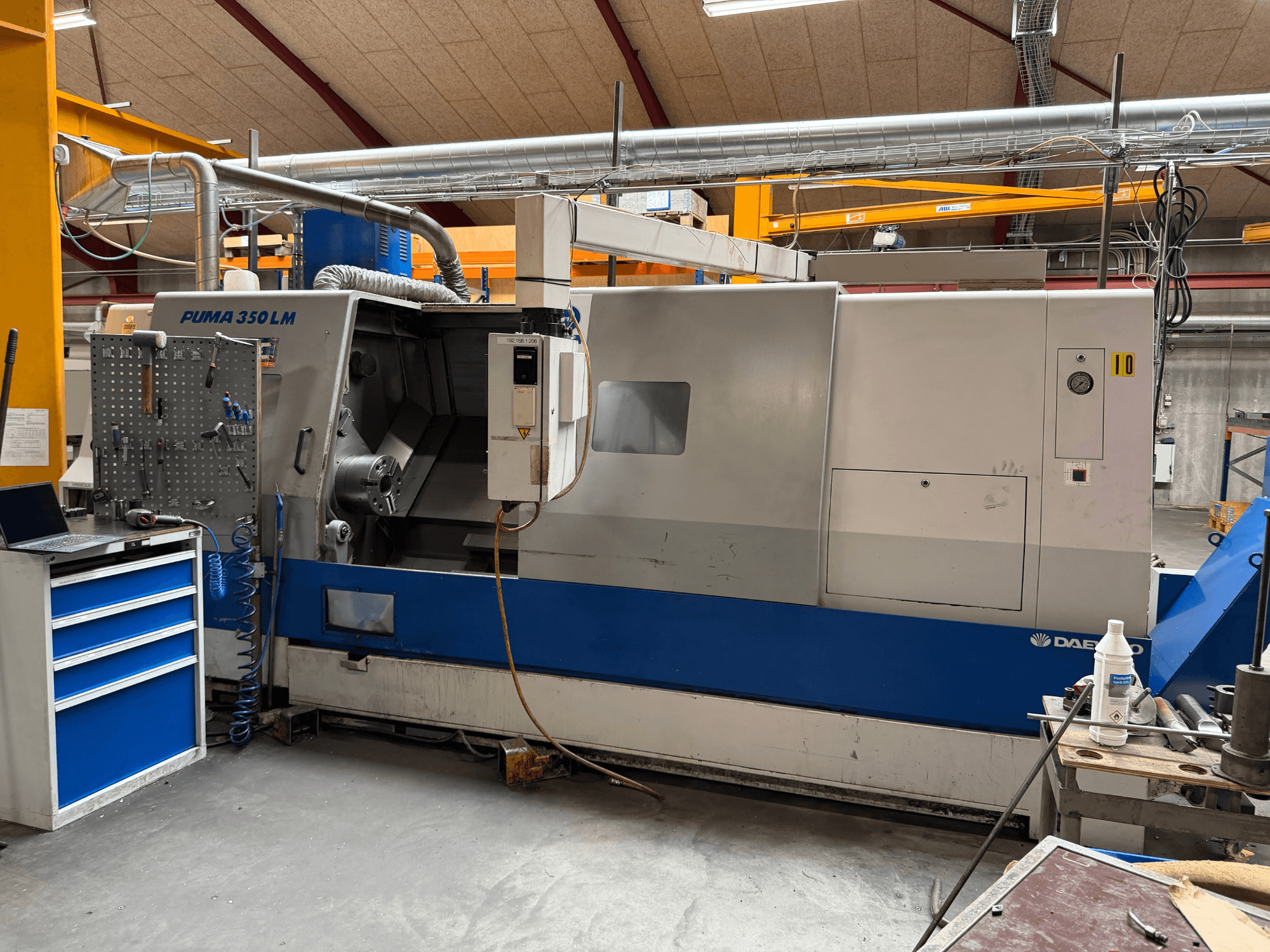 Torno horizontal DAEWOO Puma 350 LMA, vista lateral, mostrando o painel de controlo e a área de trabalho com as ferramentas.