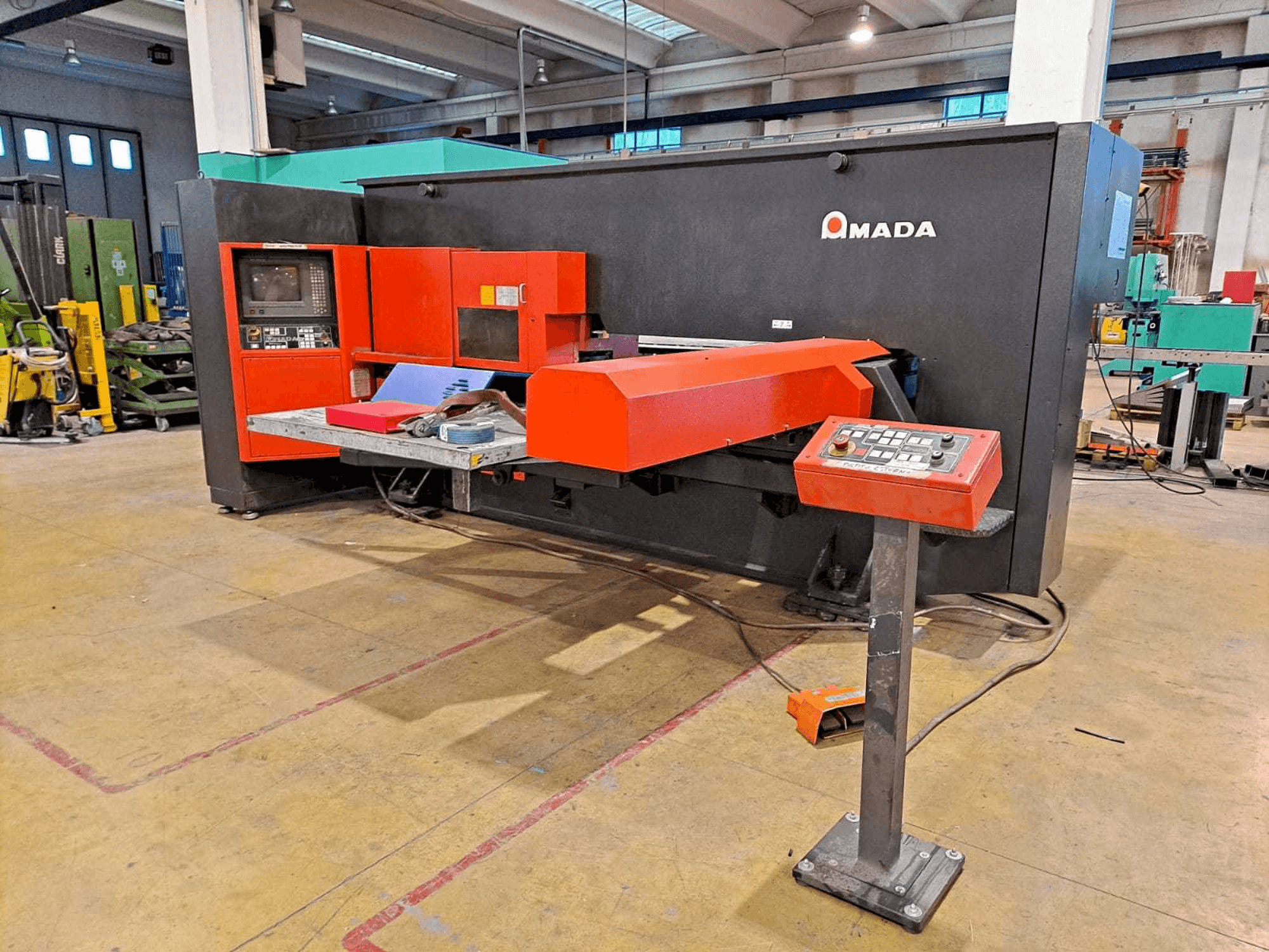 Vista Frontal da AMADA ARCADE 212 máquina