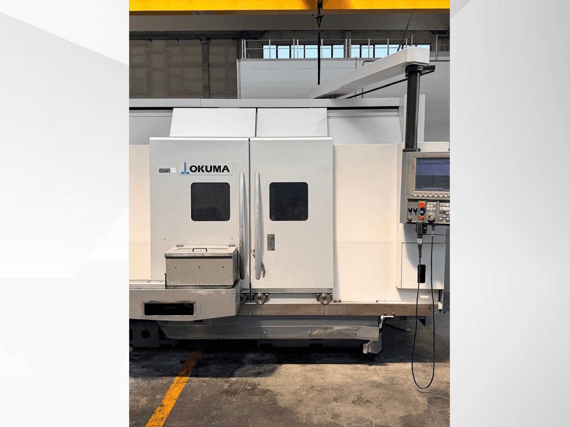Torno horizontal Okuma LB 3000 EX MYW 800, vista lateral, mostrando o painel de controlo e as portas de acesso.