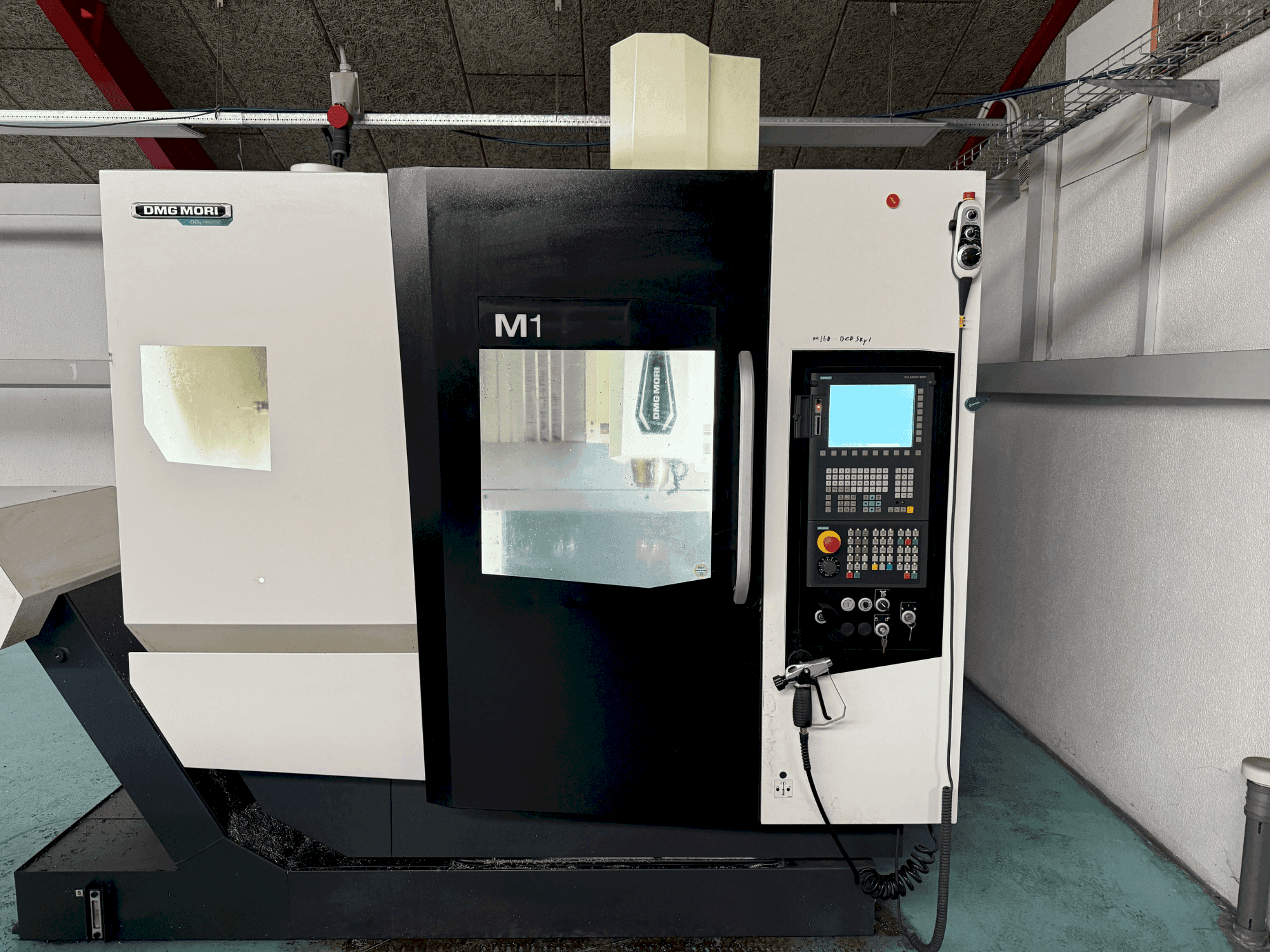 Vista Frontal da DMG MORI M1 Pro máquina