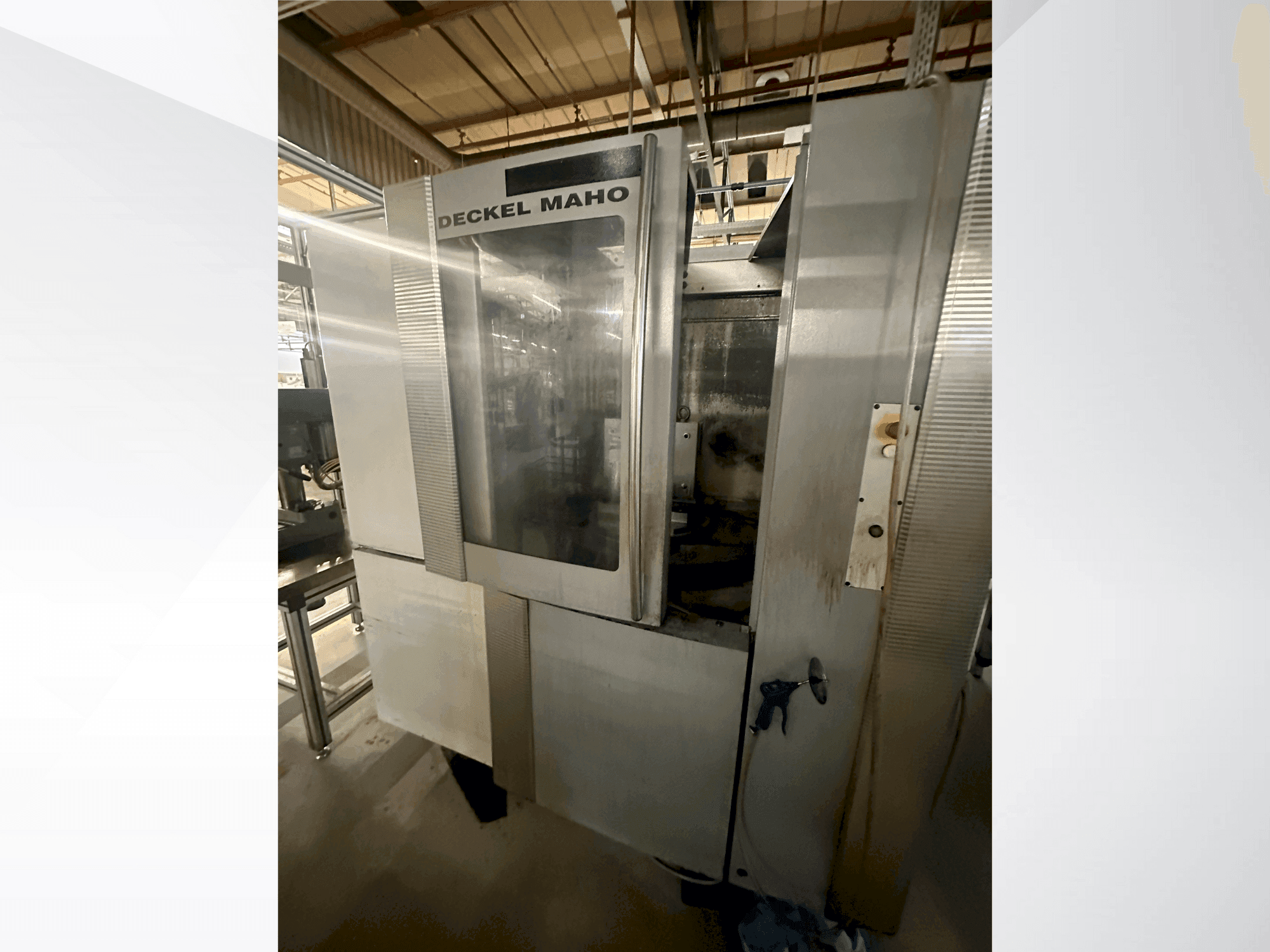 Vista Frontal da DECKEL MAHO DMC 50H máquina